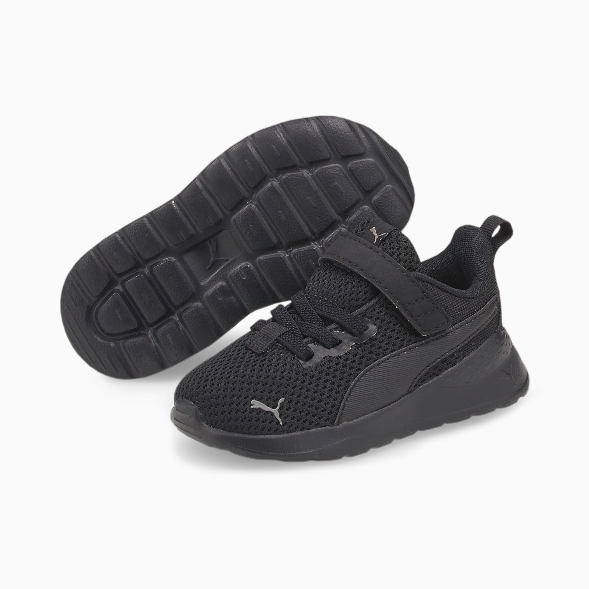 Scarpa da ginnastica nera PUMA per bambino con chiusura a strappo e tomaia in mesh.