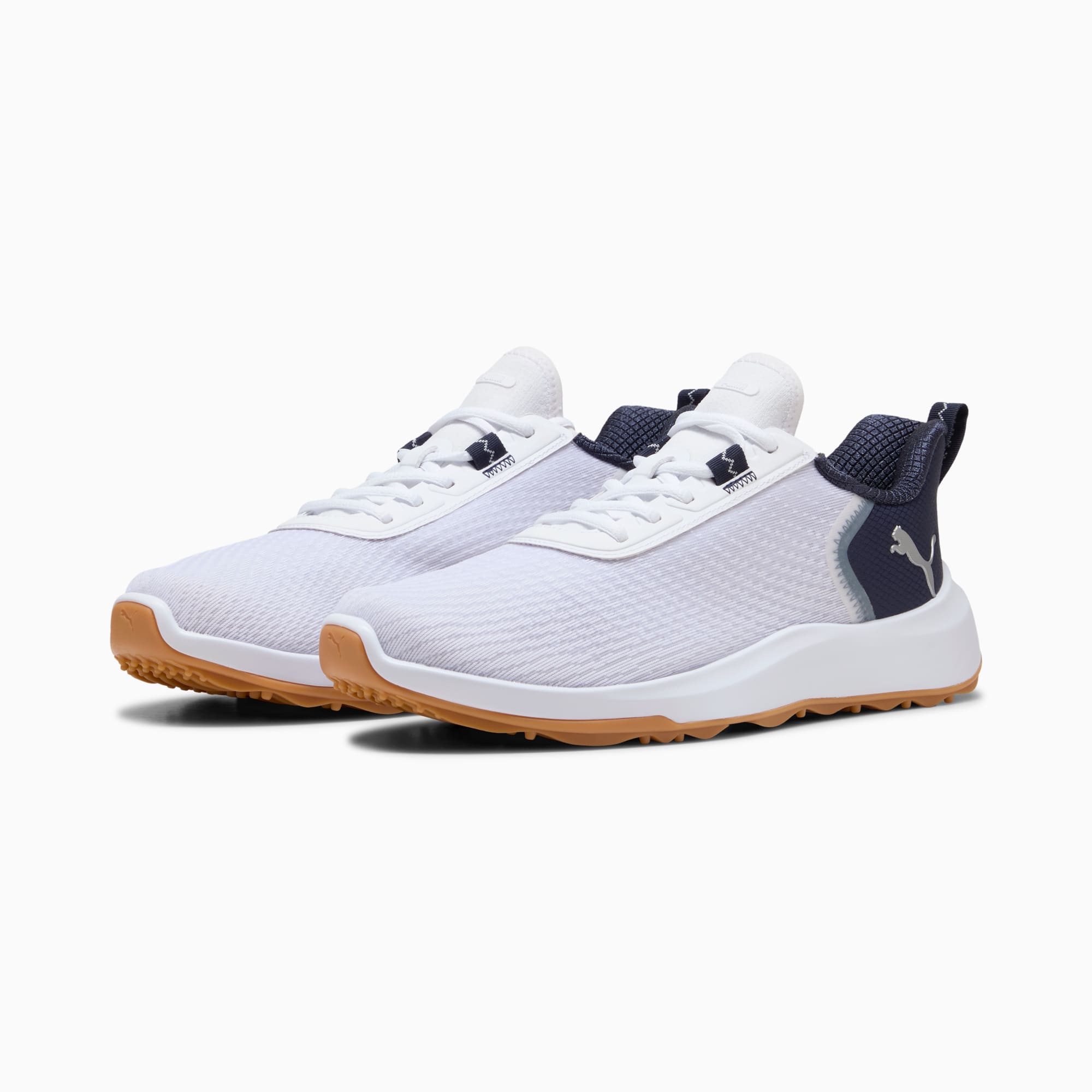 Weisse PUMA Golfschuhe mit Textilobermaterial und brauner Gummisohle.