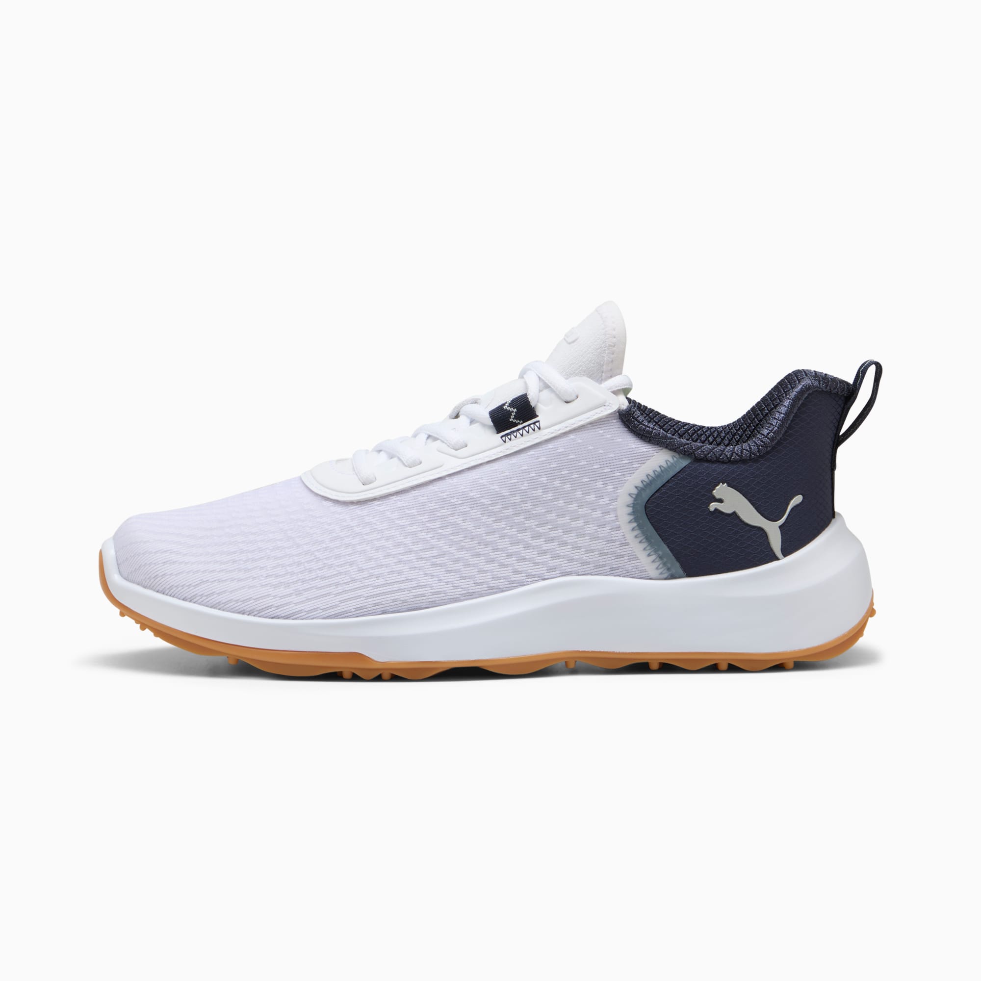Chaussure de golf blanche PUMA avec dessus respirant et logo de la marque sur le côté.