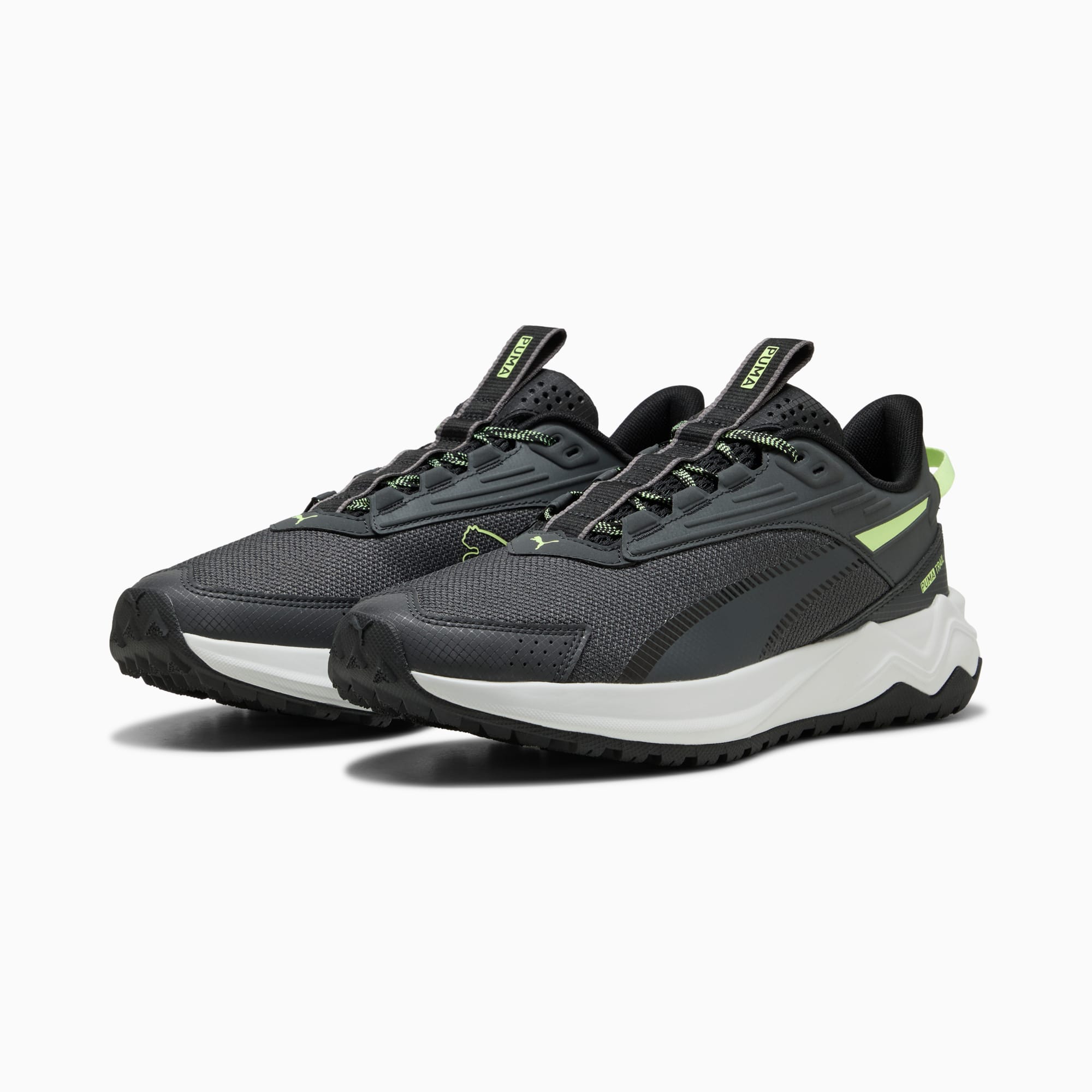 Grijze PUMA heren sneakers met veters en een witte en zwarte zool.