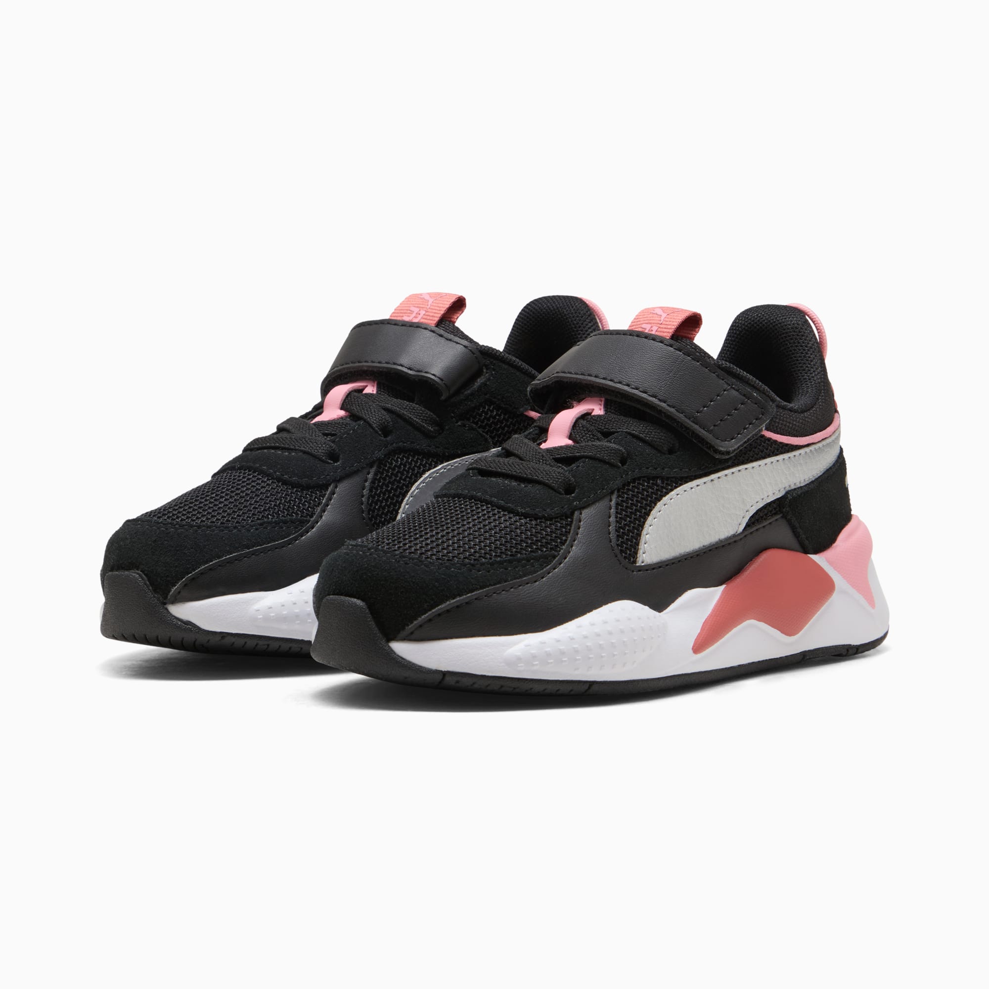 Schwarze PUMA Turnschuhe für Kinder mit Riemen und rosa Akzenten.
