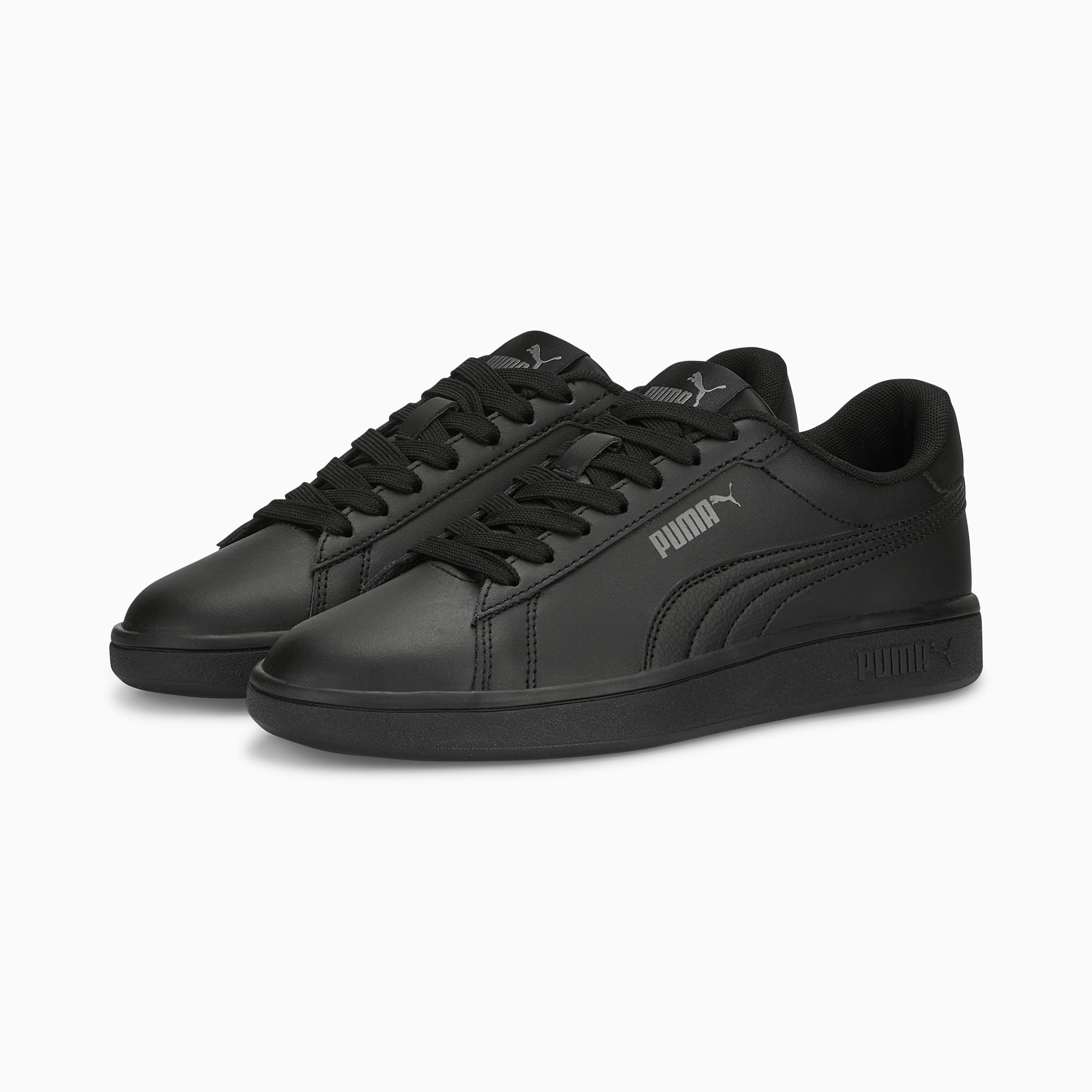 Sneaker PUMA nere da adulto con chiusura a lacci e design tono su tono.