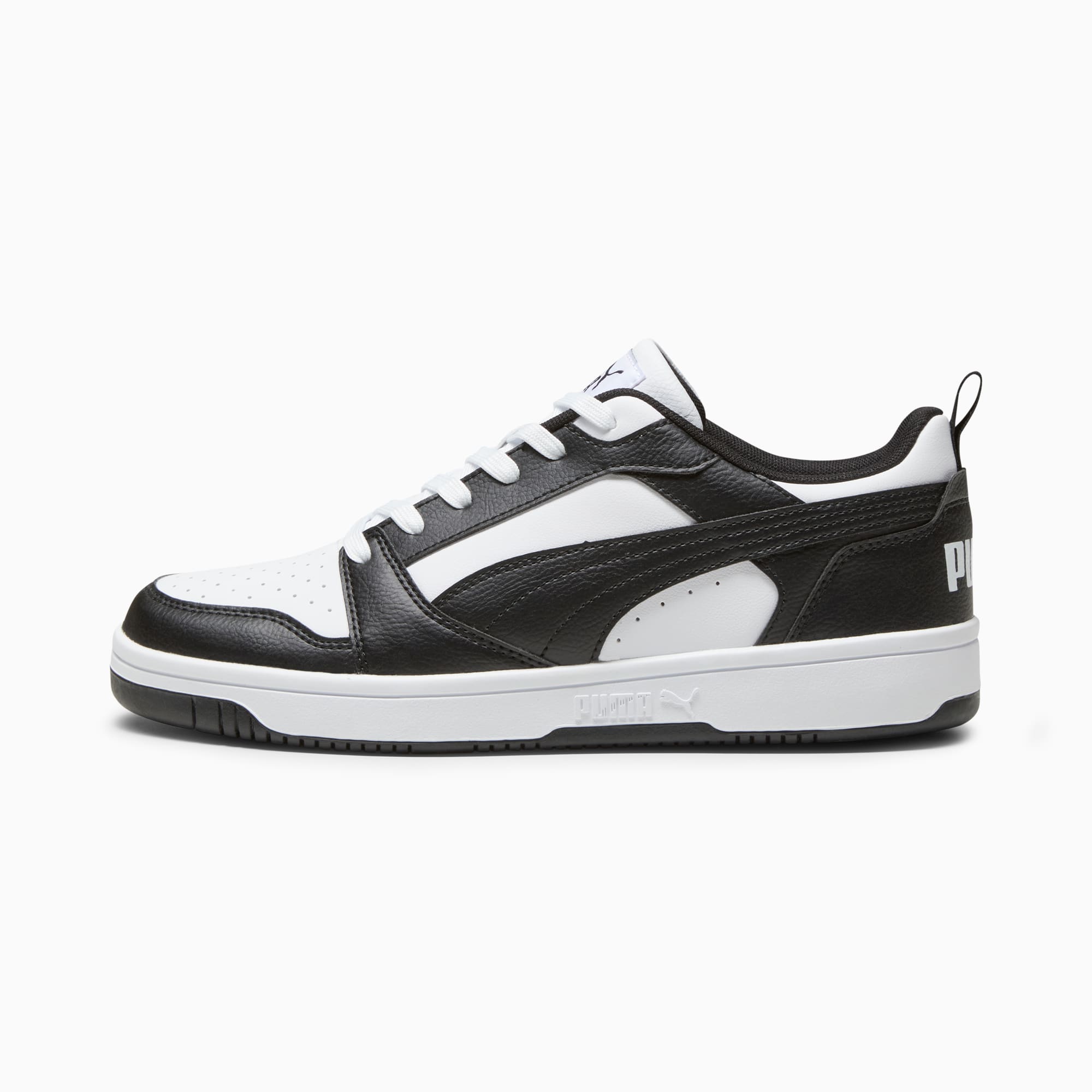 Basket PUMA noire et blanche pour adultes, avec fermeture à lacets et design bas.