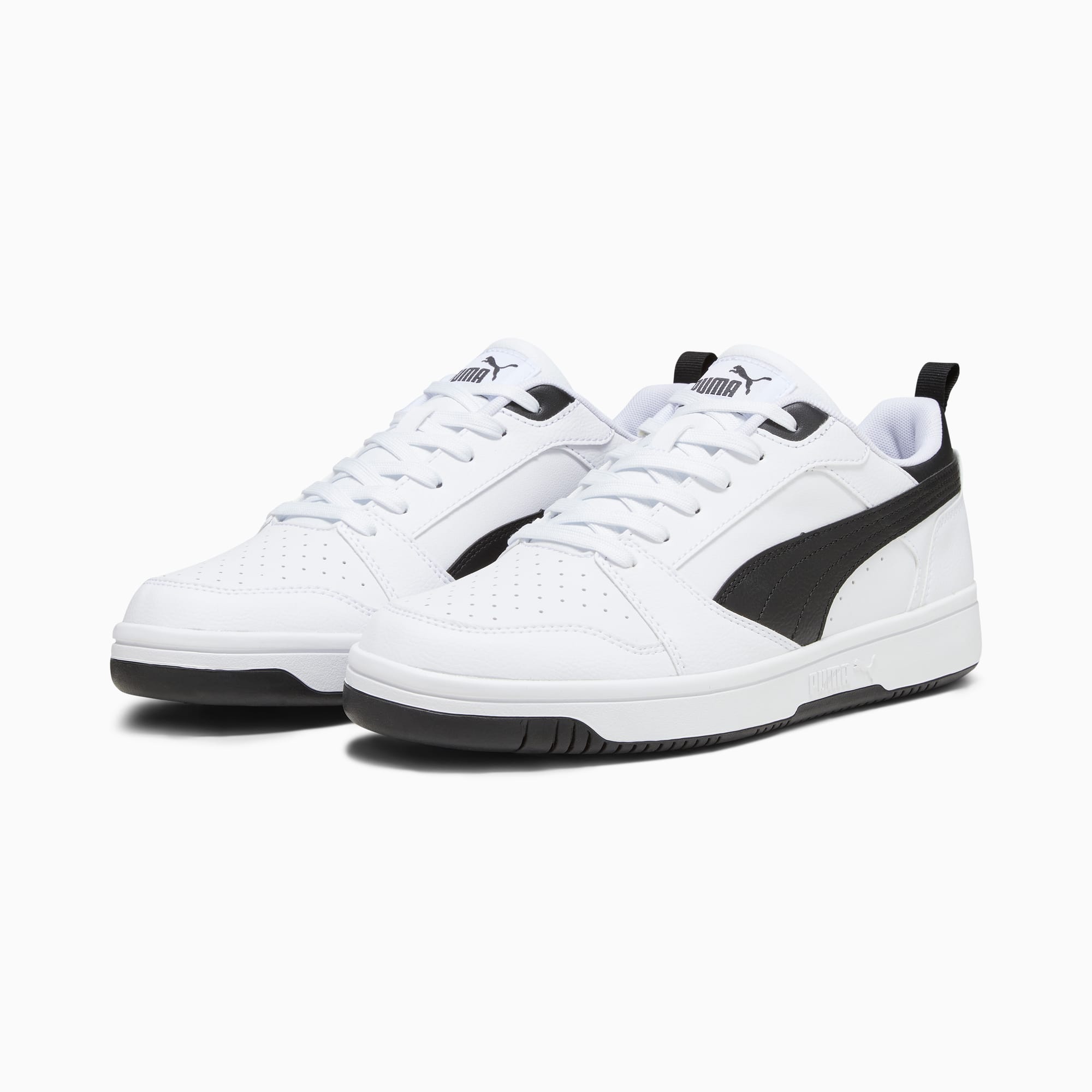 Baskets PUMA blanches pour adultes, rayures noires et fermeture à lacets.