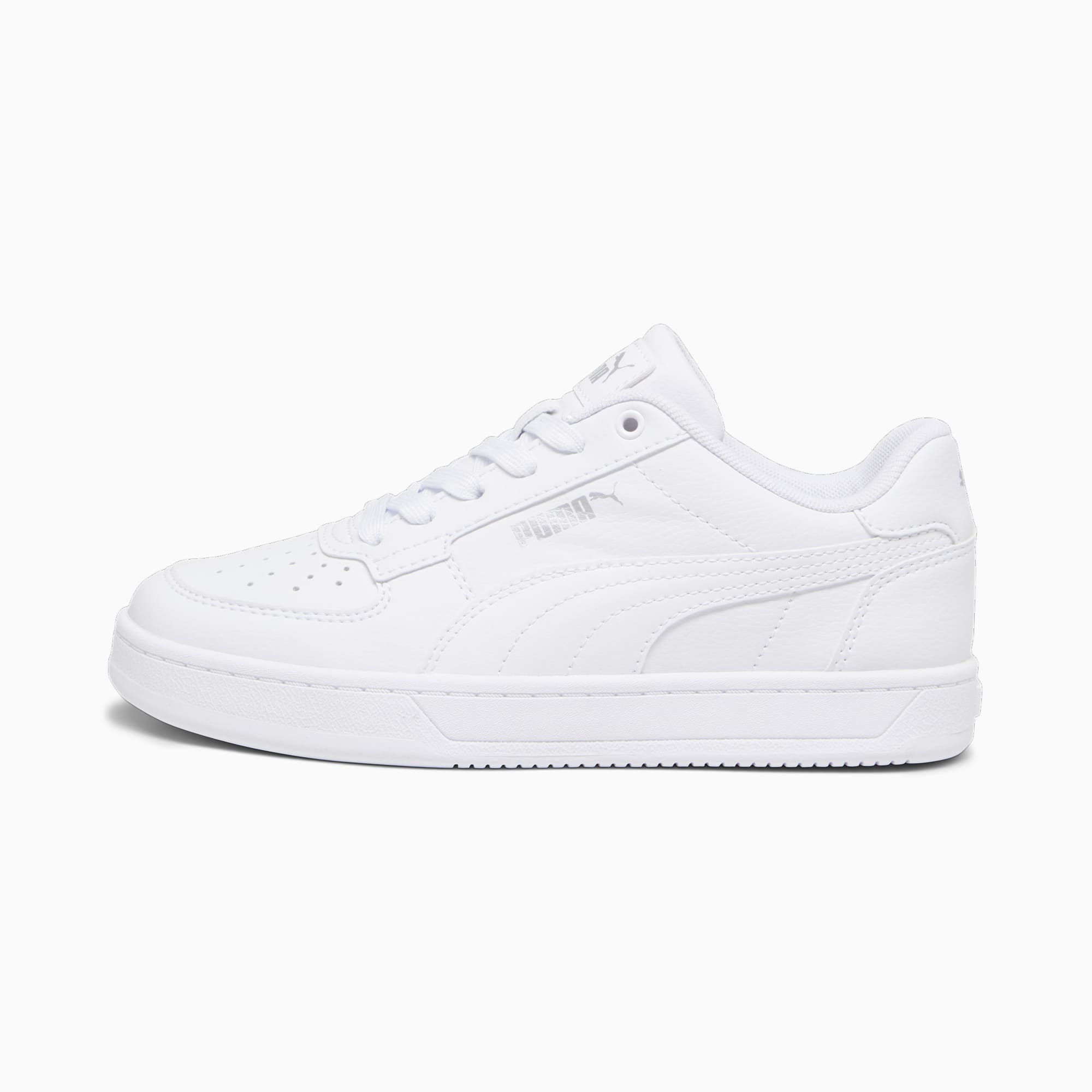 Witte PUMA sneakers voor volwassenen, met veters en een laag profiel.