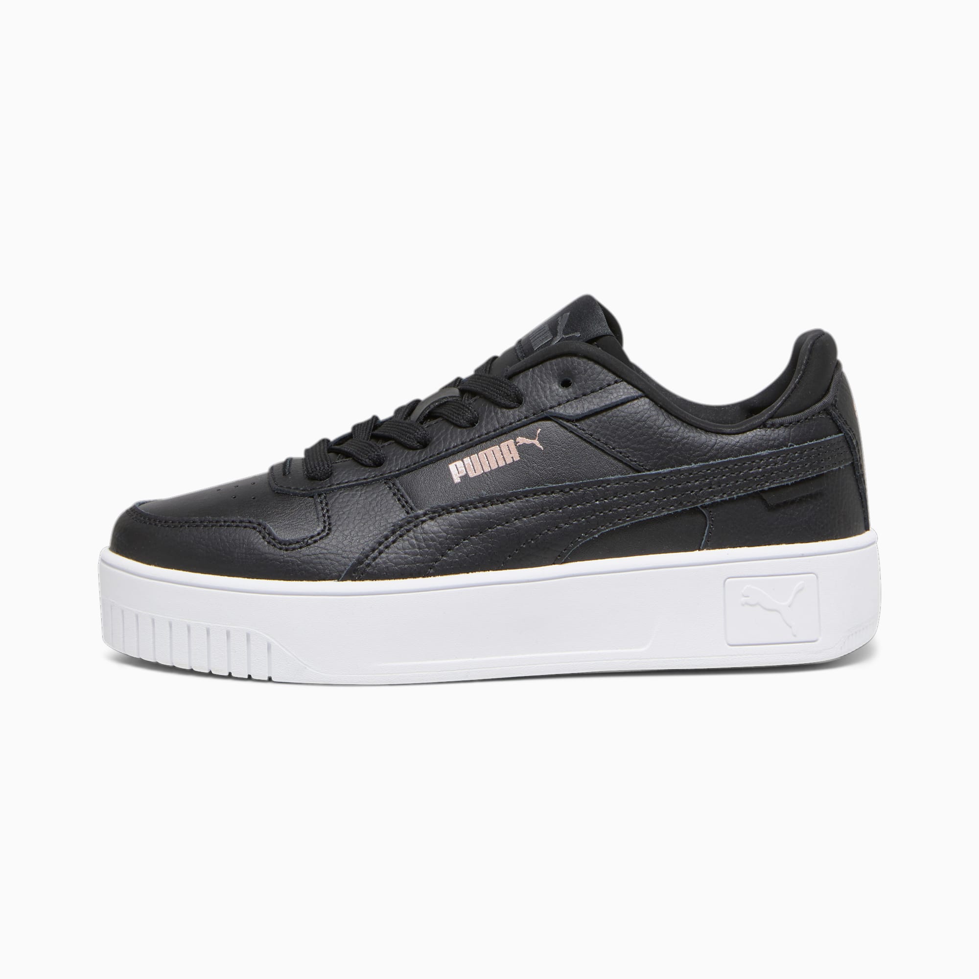 Basket PUMA noire pour femme, avec épaisse semelle blanche et fermeture à lacets.