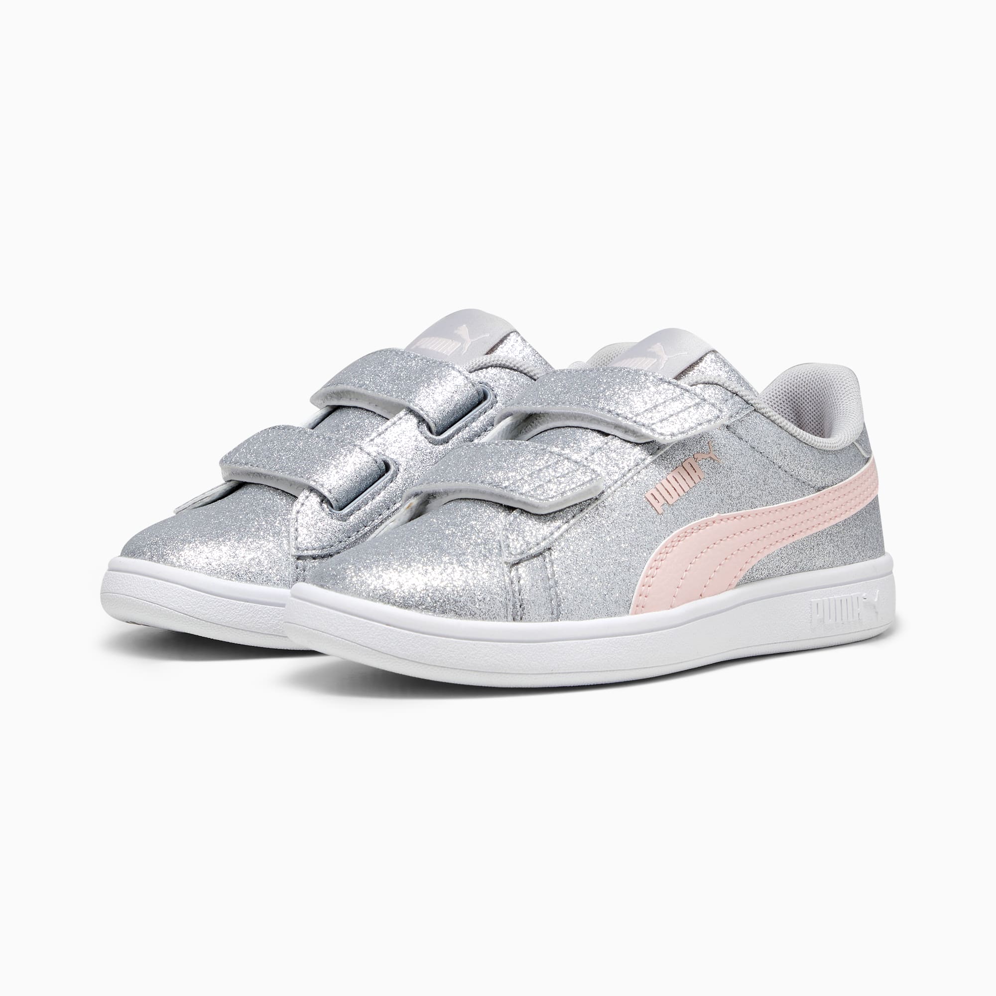 Scarpe da ginnastica argentate PUMA per bambini con due cinturini e riga rosa.