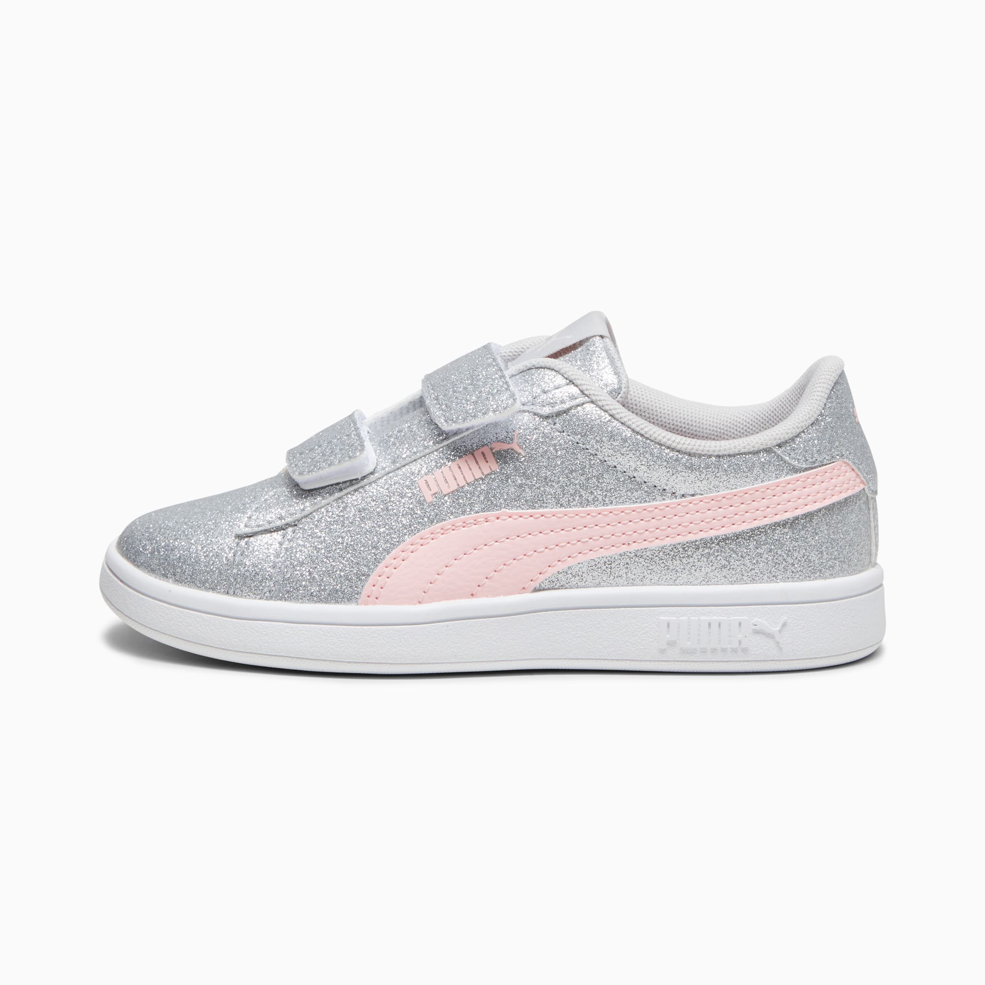 Scarpa da ginnastica PUMA argentata per bambini, con chiusure a strappo e striscia laterale rosa.