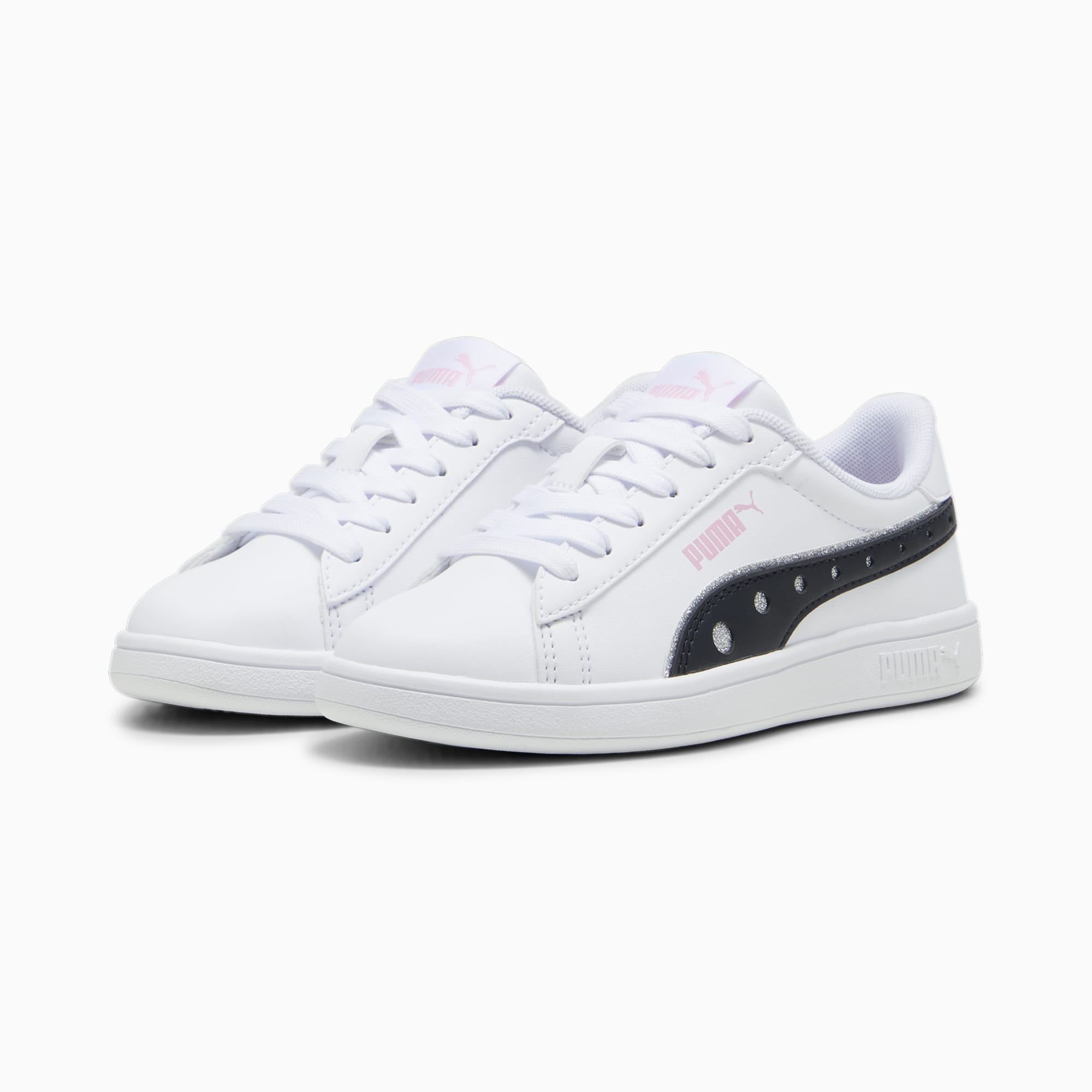 Witte PUMA sneaker voor jongeren, met donkere streep en uitgesneden details.