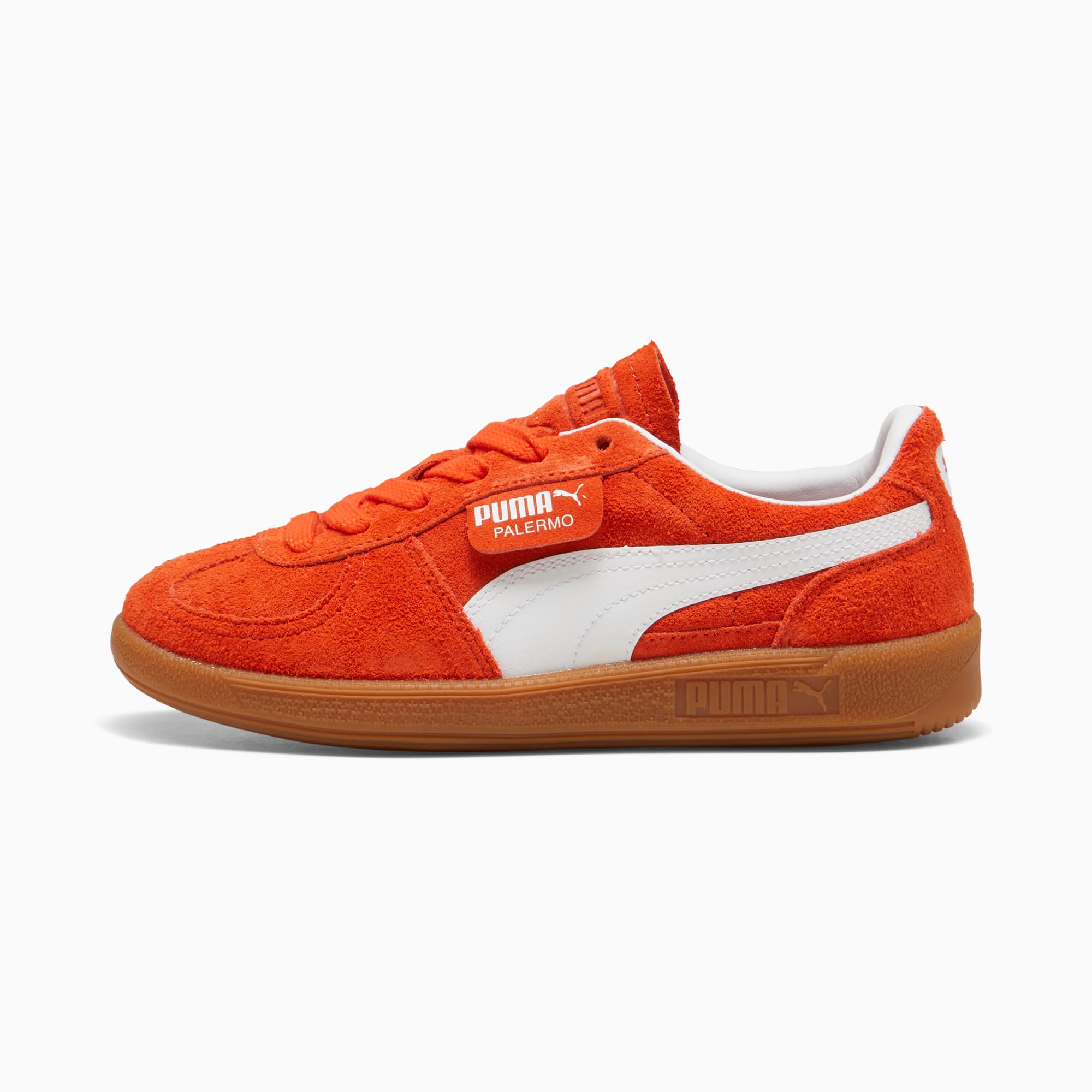 Orangefarbene PUMA Palermo Trainer mit weißem Streifen und brauner Sohle.