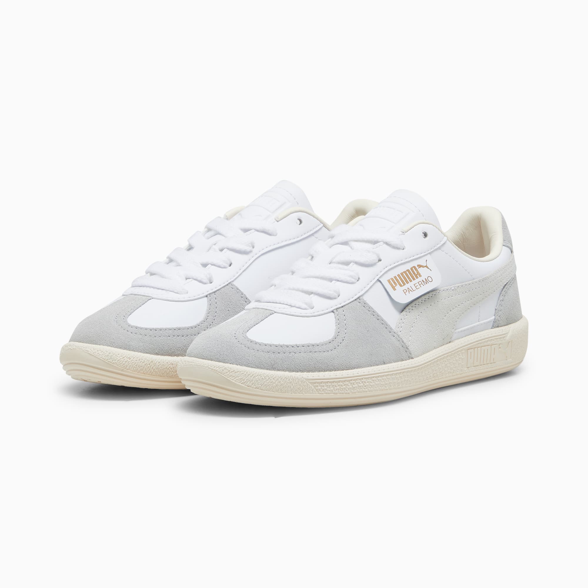 Witte PUMA Palermo sneakers met grijs suède en gebroken witte rubberen zool.