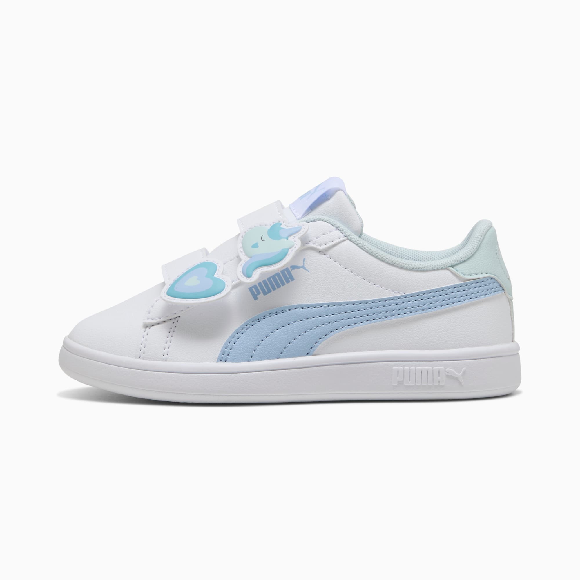 Witte PUMA-sneakers voor kinderen met lichtblauwe details en klittenbandsluitingen.