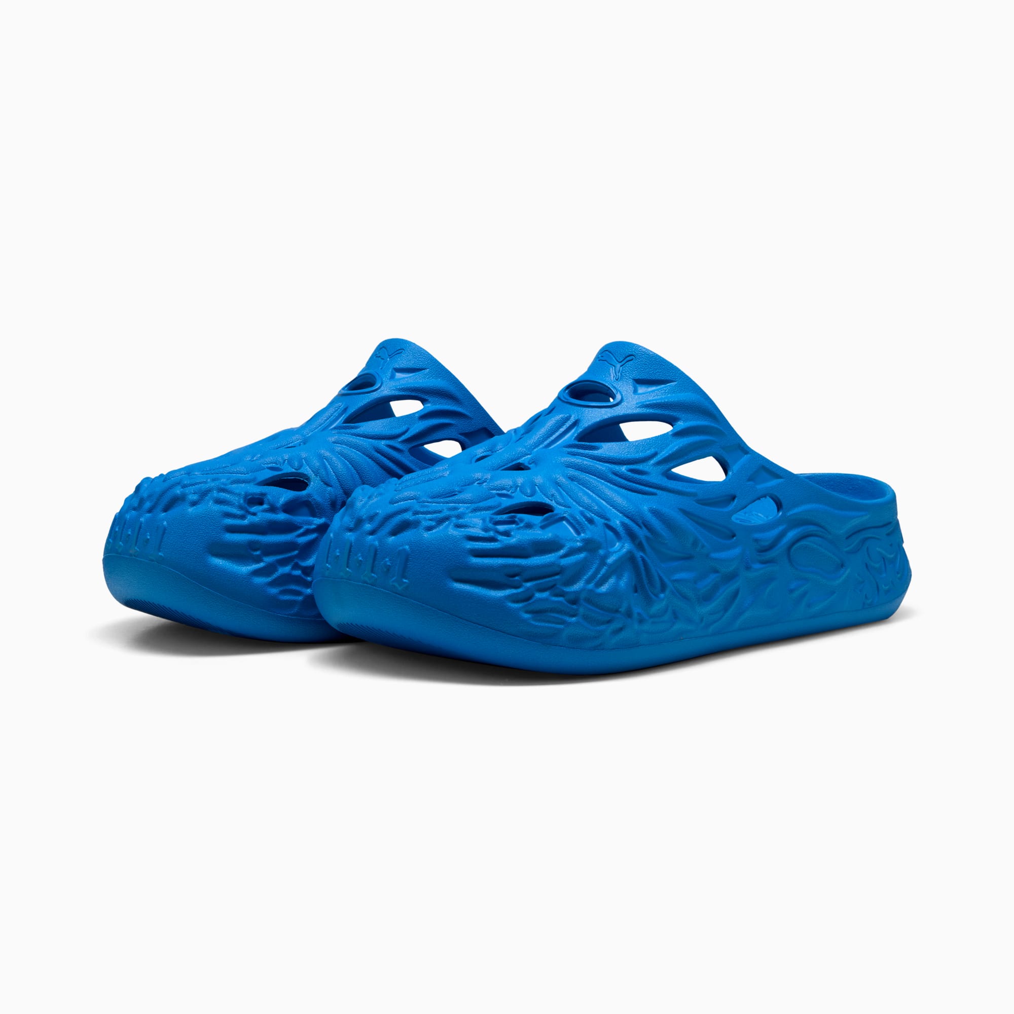 Zoccoli blu PUMA da adulto con design decorativo traforato.
