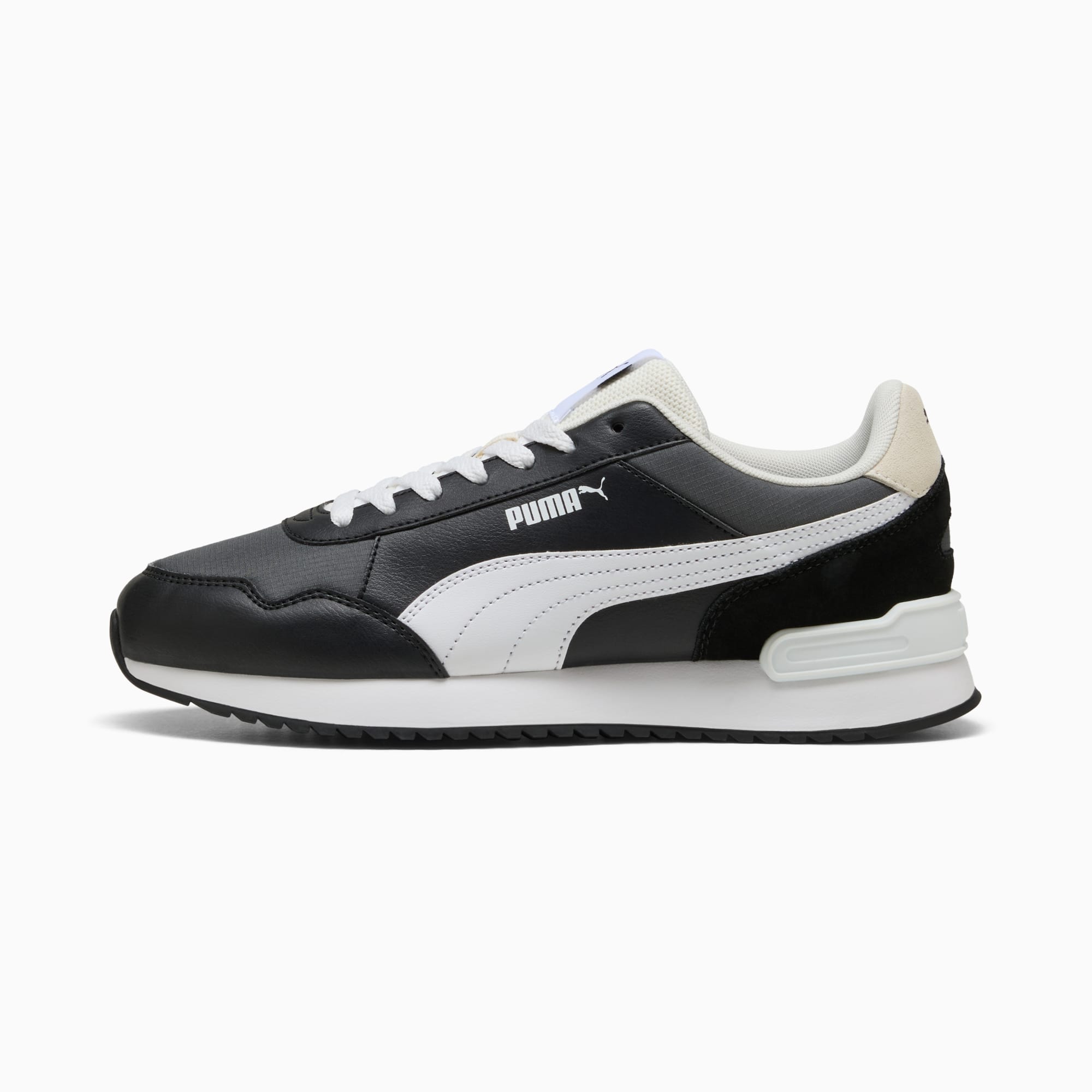 Zwarte PUMA-sneakers voor volwassenen, met witte formstrip en een witte zool.