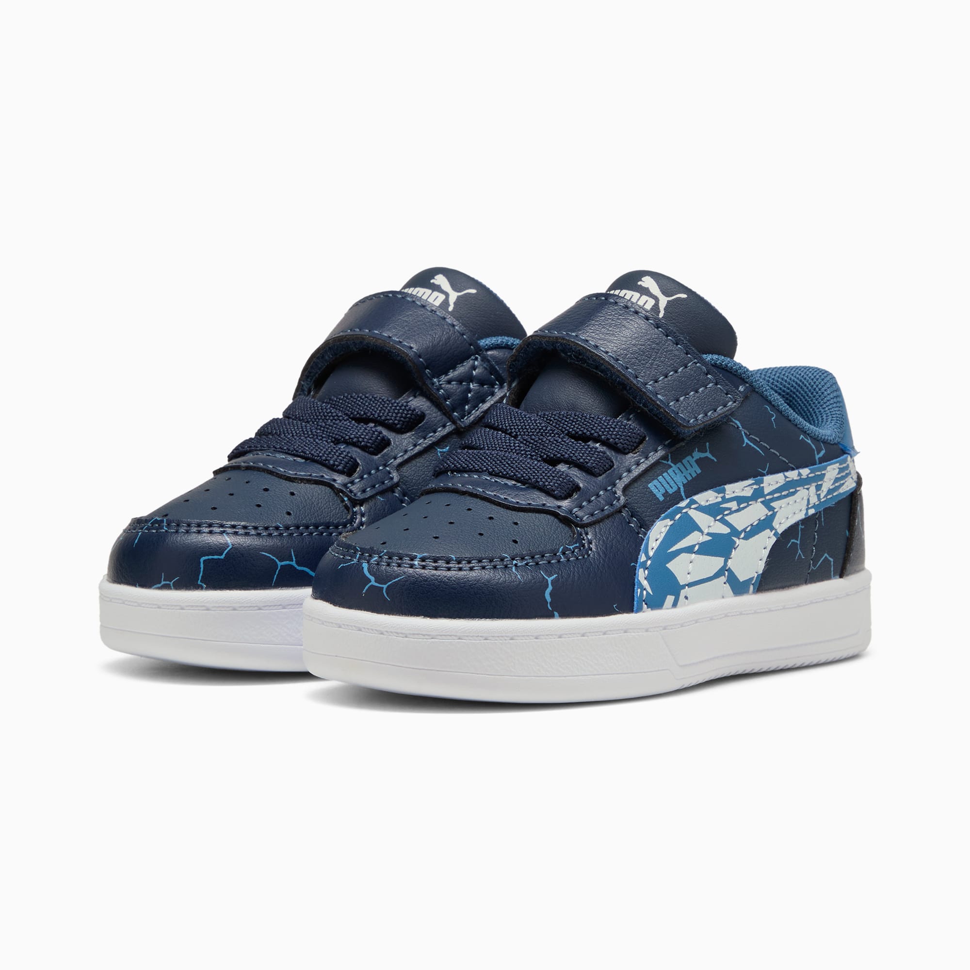 Scarpa da ginnastica blu navy PUMA per bambino con cinturino a strappo e motivo geometrico bianco.