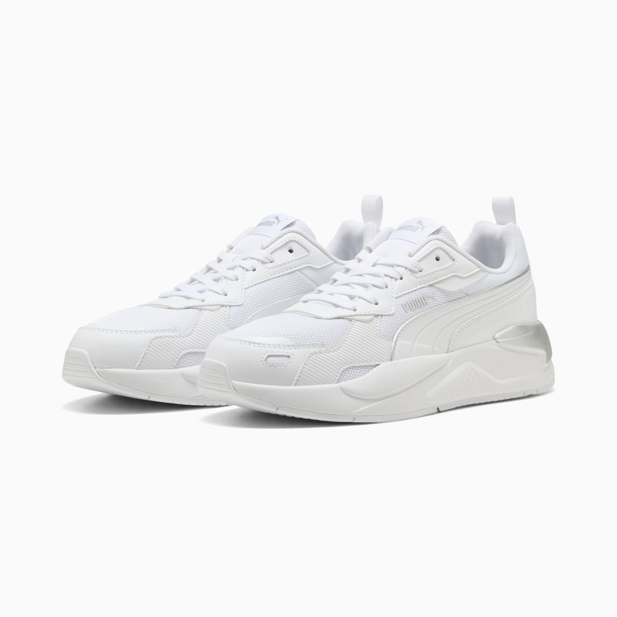 Witte PUMA sneakers voor volwassenen, met gelaagd design en vetersluiting.
