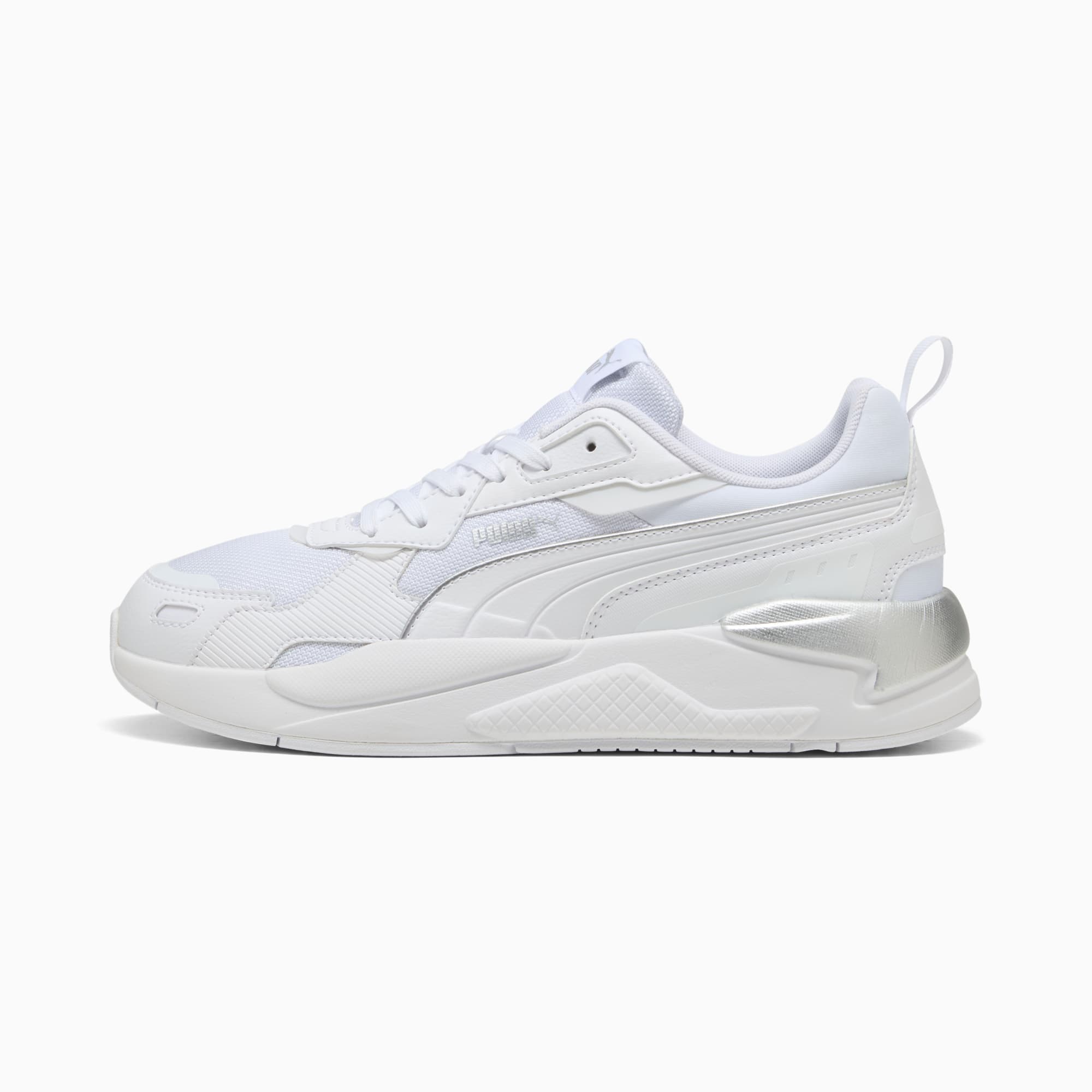 Witte PUMA sneaker voor volwassenen met zilveren accent op de hiel.