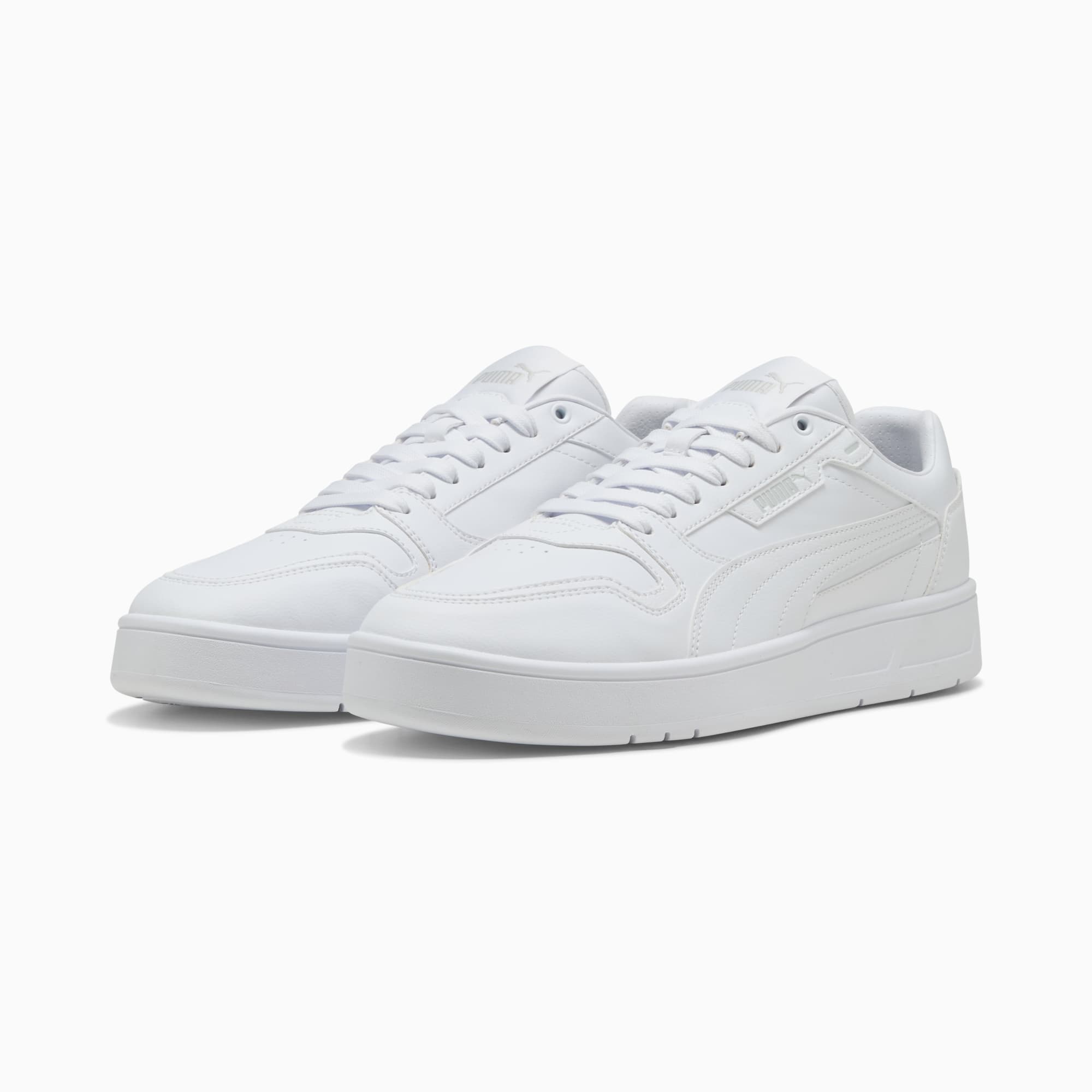 Witte PUMA sneakers voor volwassenen, met een strak, laag profiel ontwerp.
