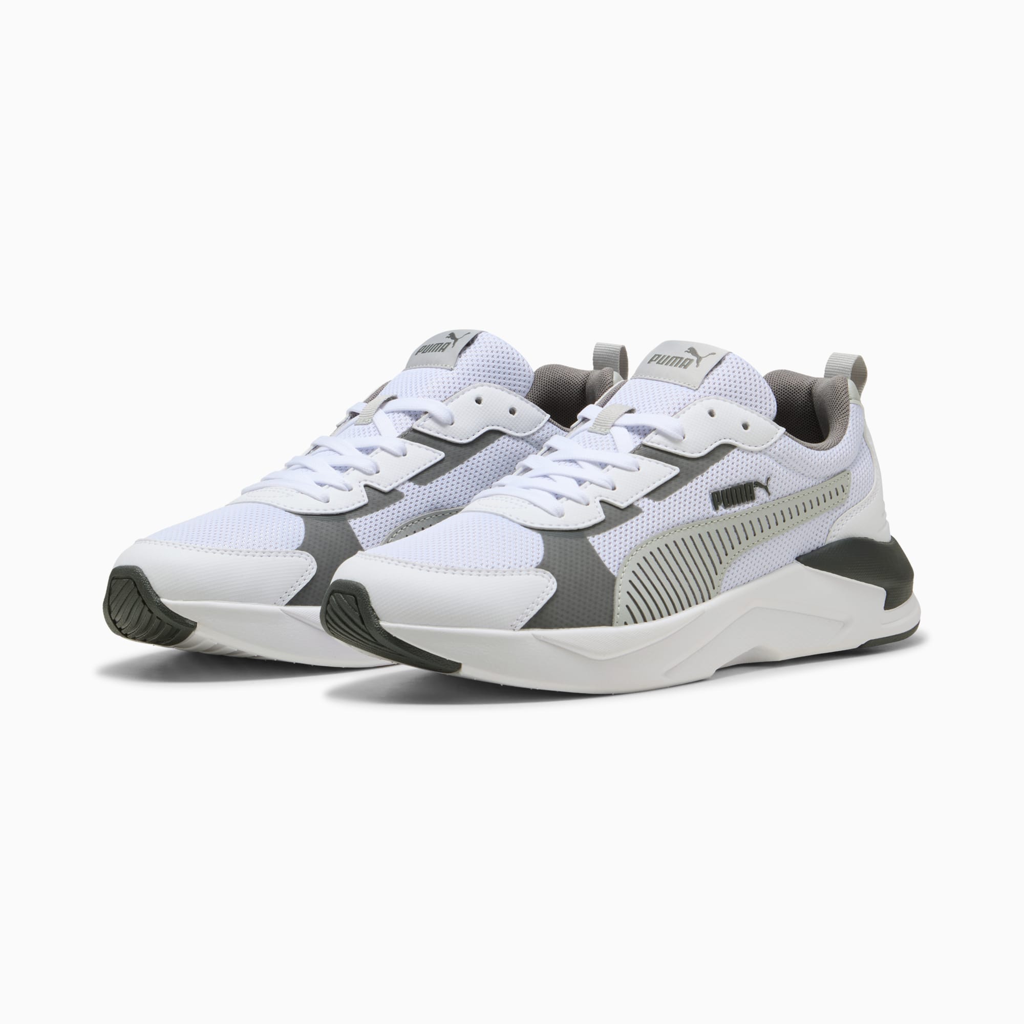 Baskets PUMA blanches pour adultes, avec détails gris et design épuré.