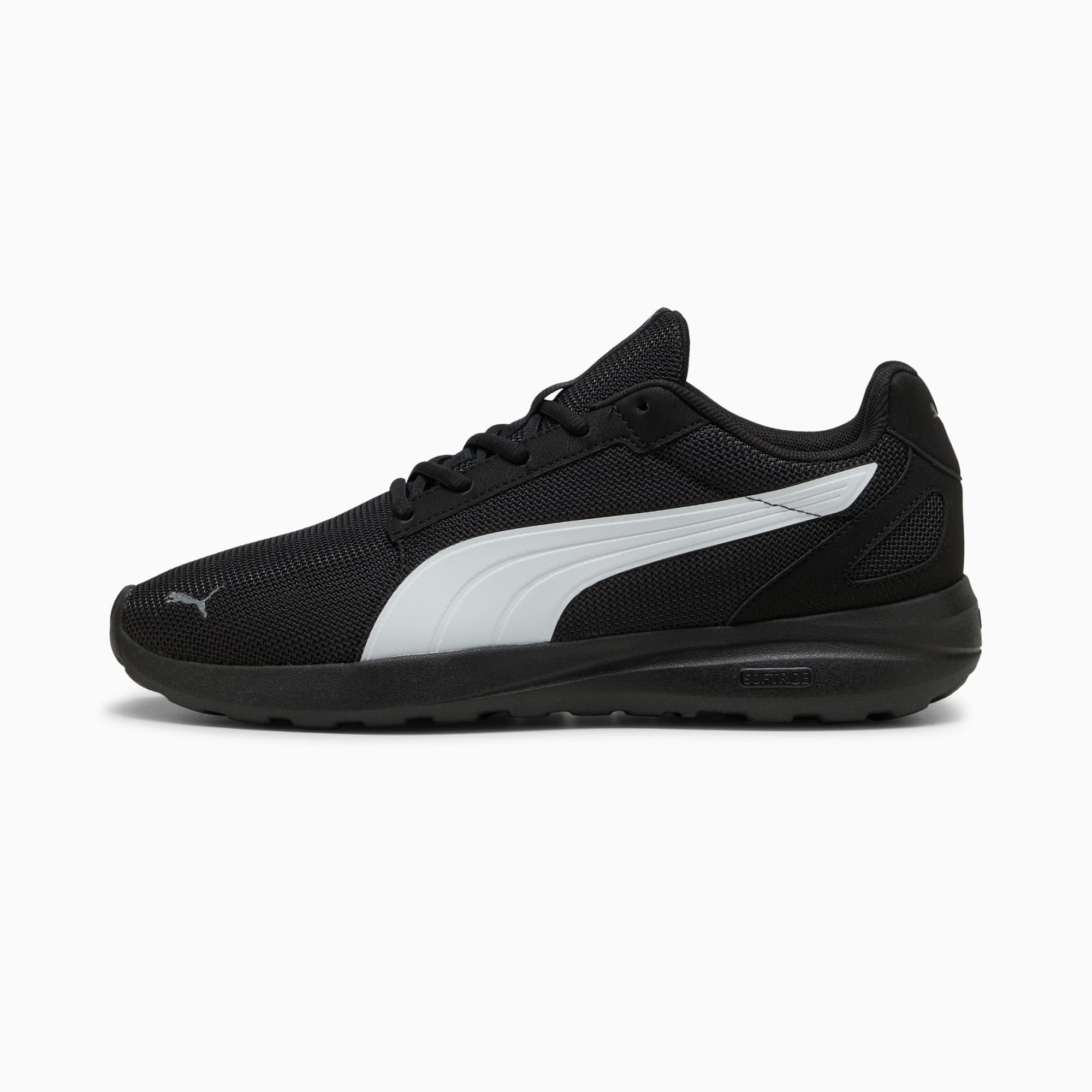 Chaussure de sport noire PUMA adulte avec une bande logo blanche sur le côté.