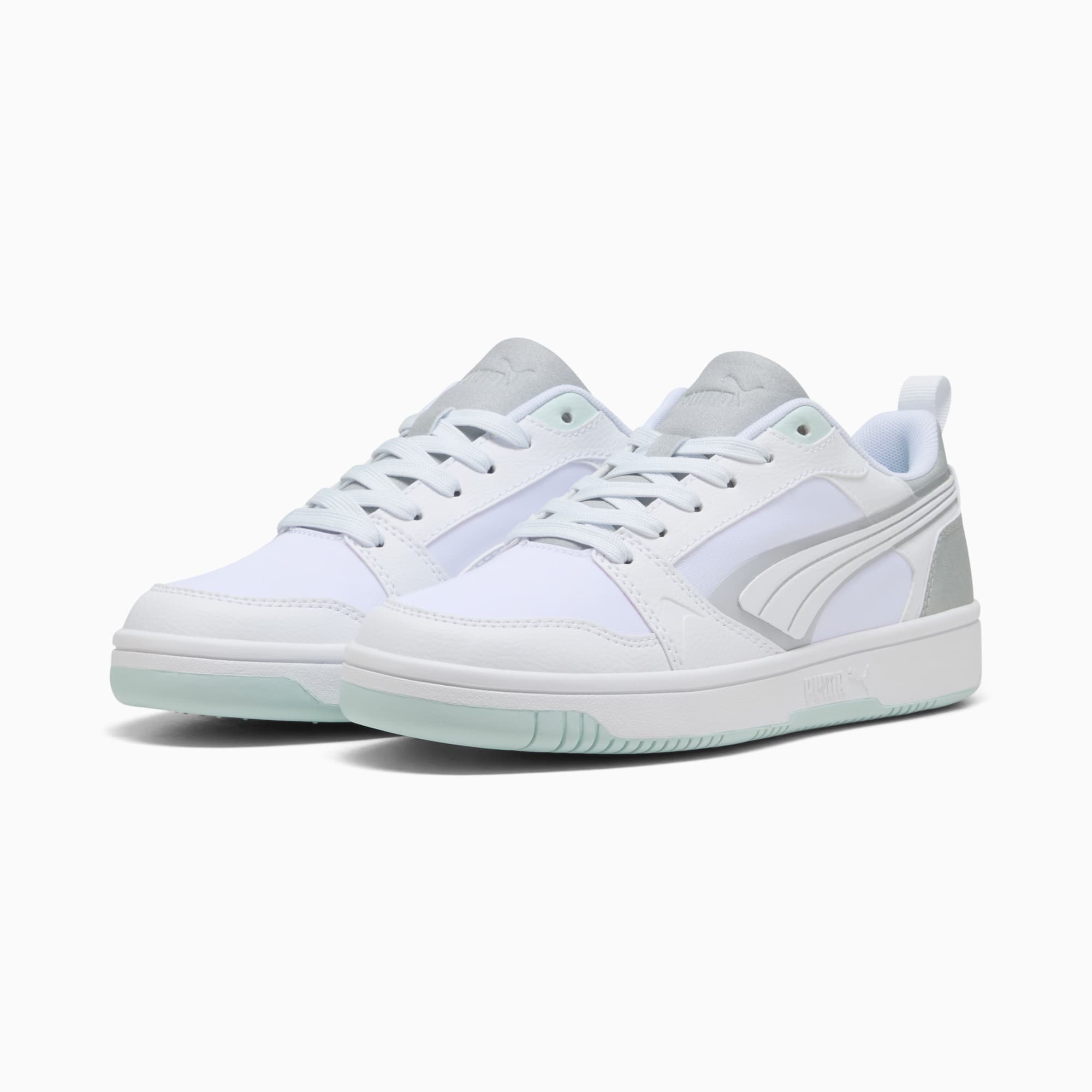 Witte PUMA sneakers met vetersluiting en kenmerkende streepdetail.