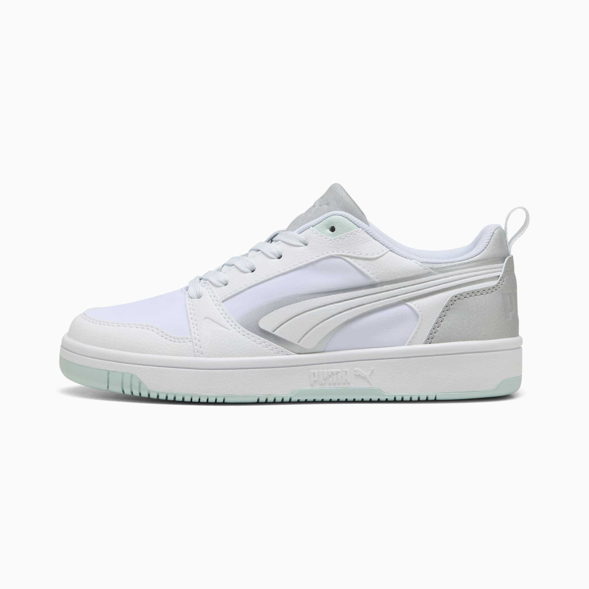 Witte PUMA Rebound damesschoenen met kenmerkende streep en lichtgroen zoolaccent.