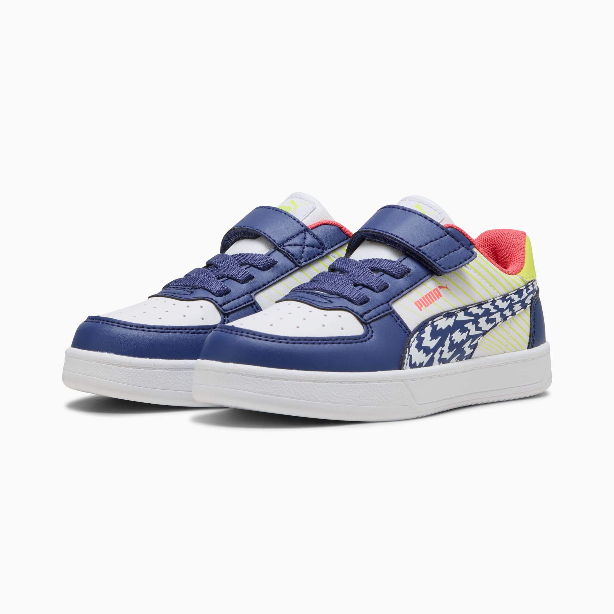 Blaue PUMA-Sneaker für Kinder mit Klettverschluss und gemustertem Seitendetail.
