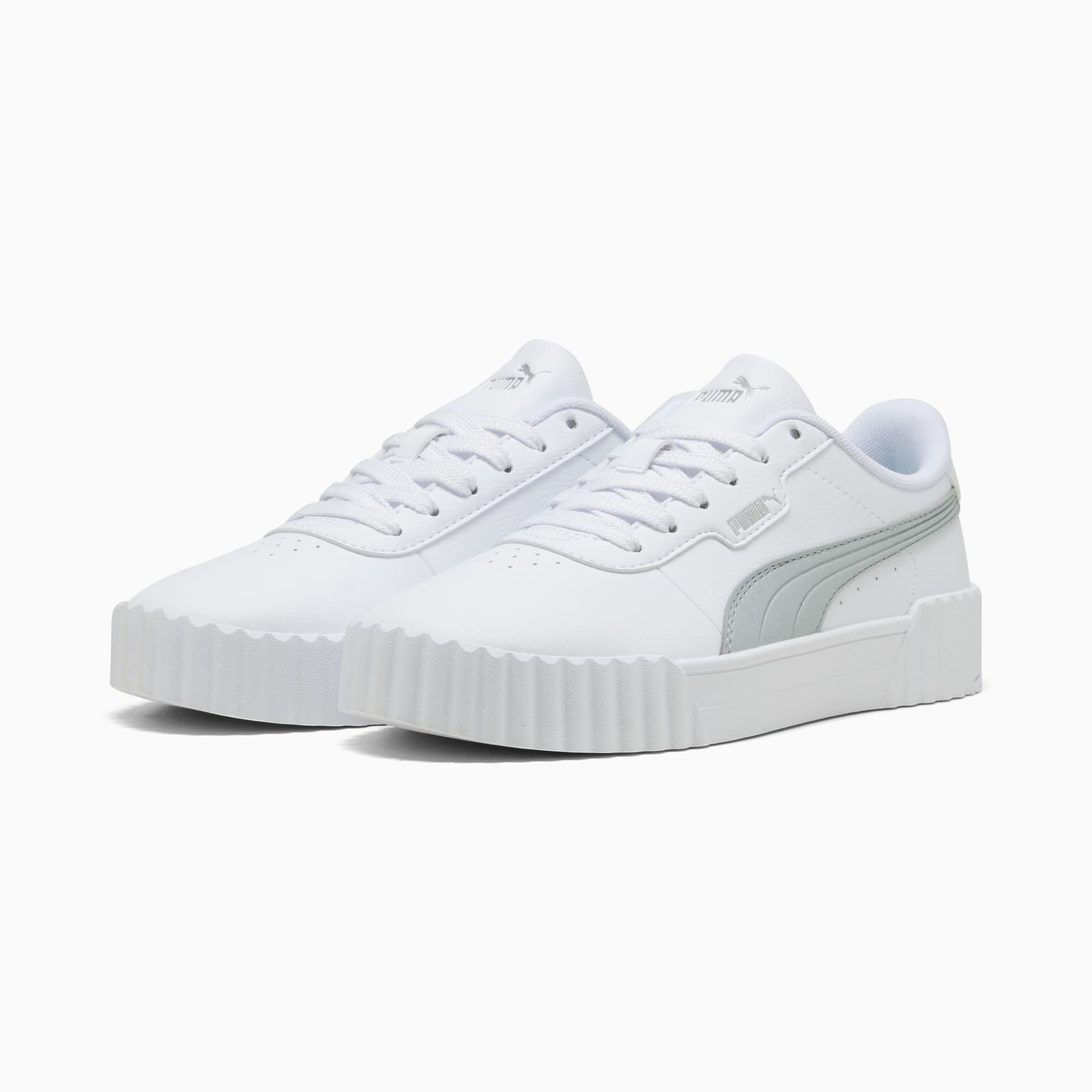Weisse PUMA Damensneakers mit Schnürdesign und dezentem silbernen Streifen.