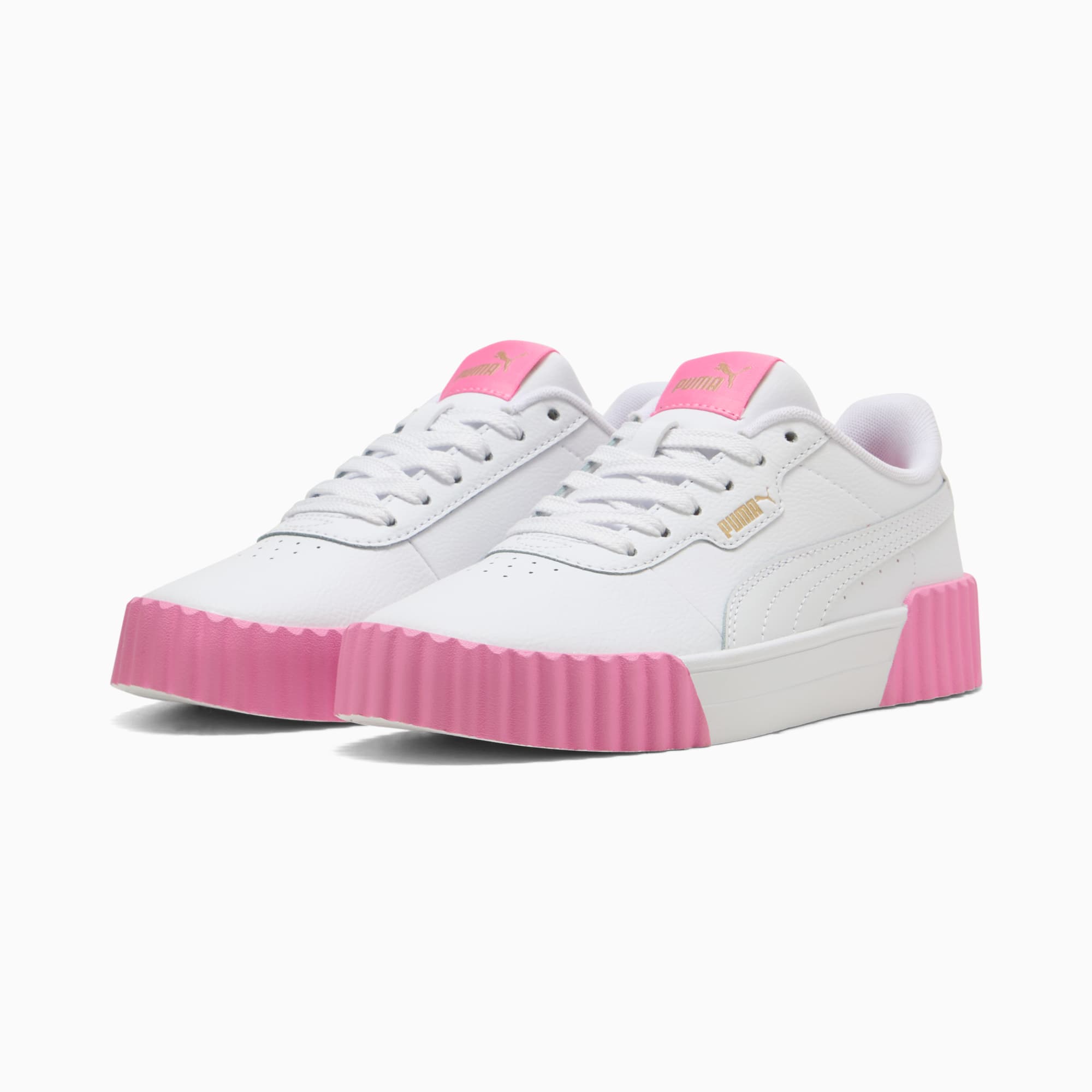 Sneakers bianche PUMA da donna con suola rosa a coste e chiusura con lacci.