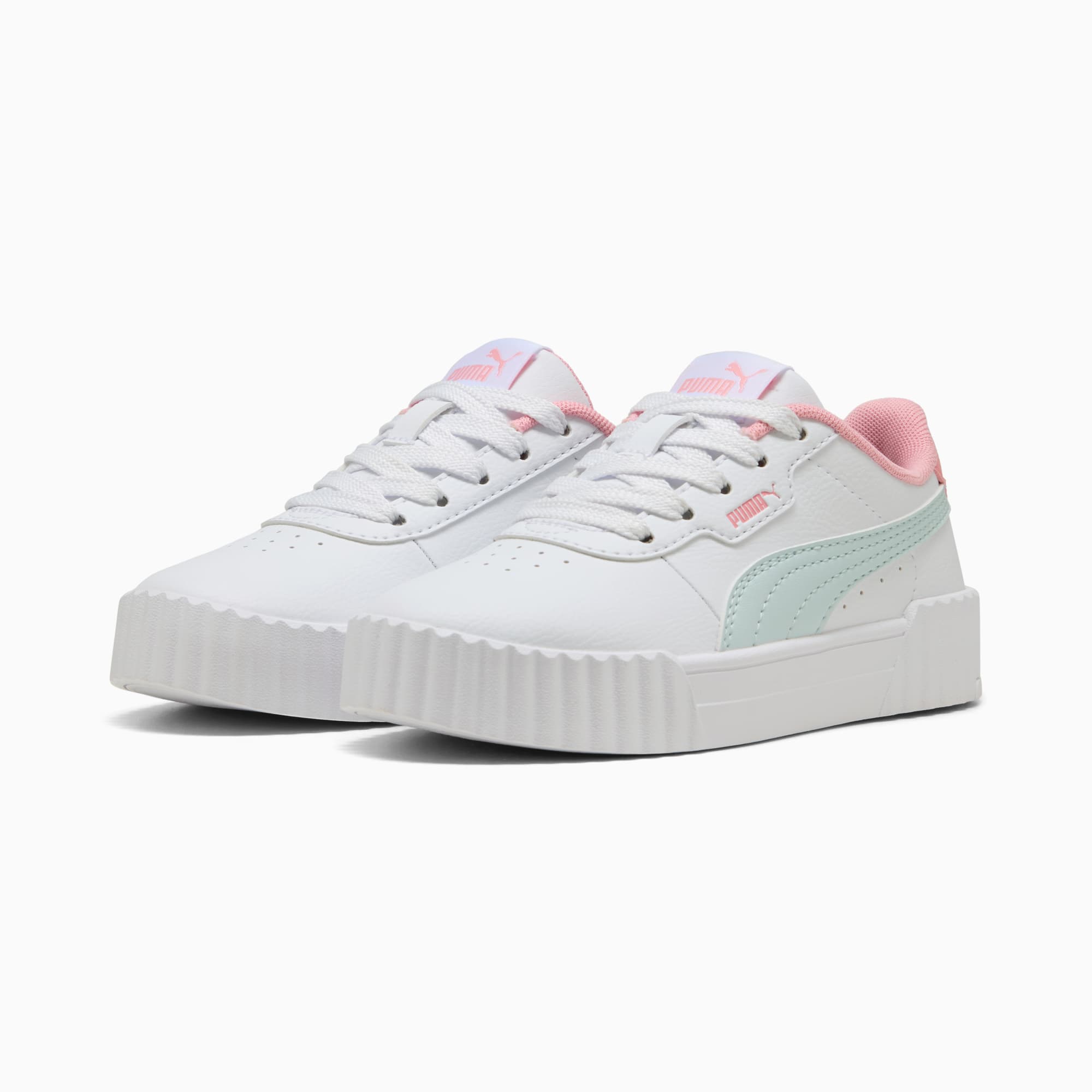 Baskets blanches PUMA pour enfants avec détails pastel et lacets.