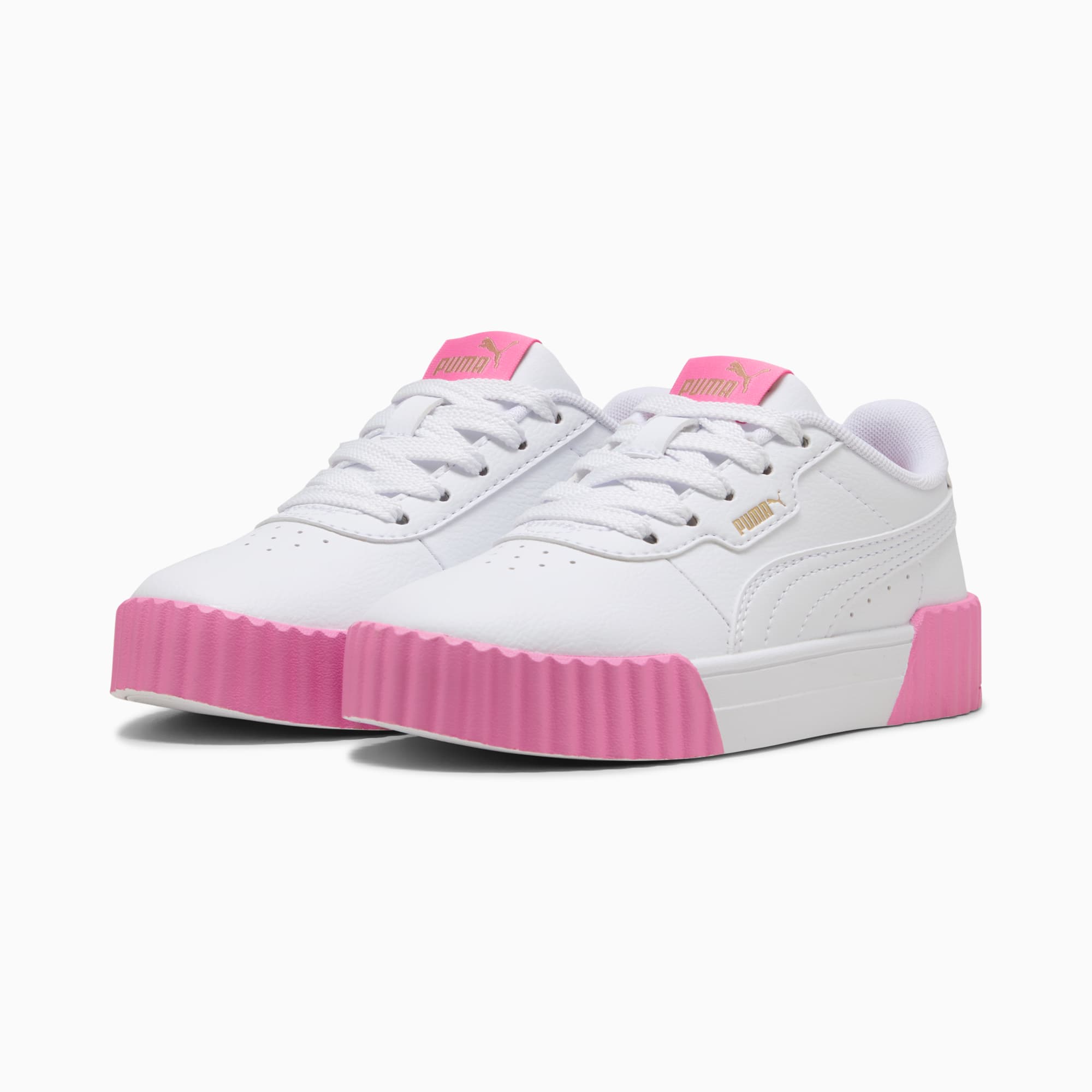 Weisse PUMA Mädchen Turnschuhe mit pinkfarbener Plateausohle und Schnürverschluss.