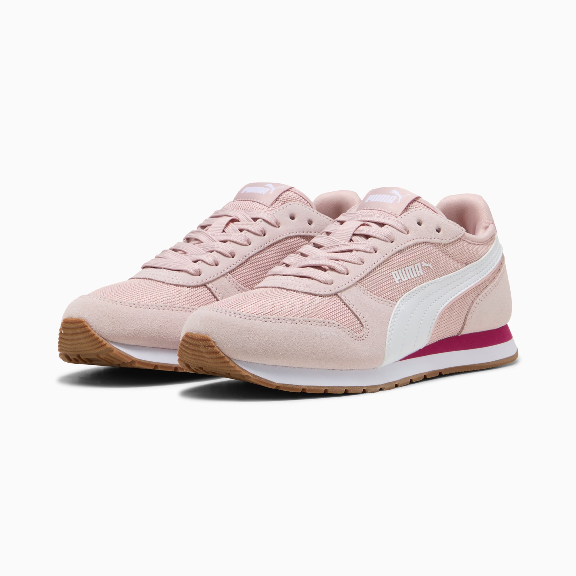 Baskets PUMA roses pour femmes avec bande blanche et semelle rose et bordeaux.