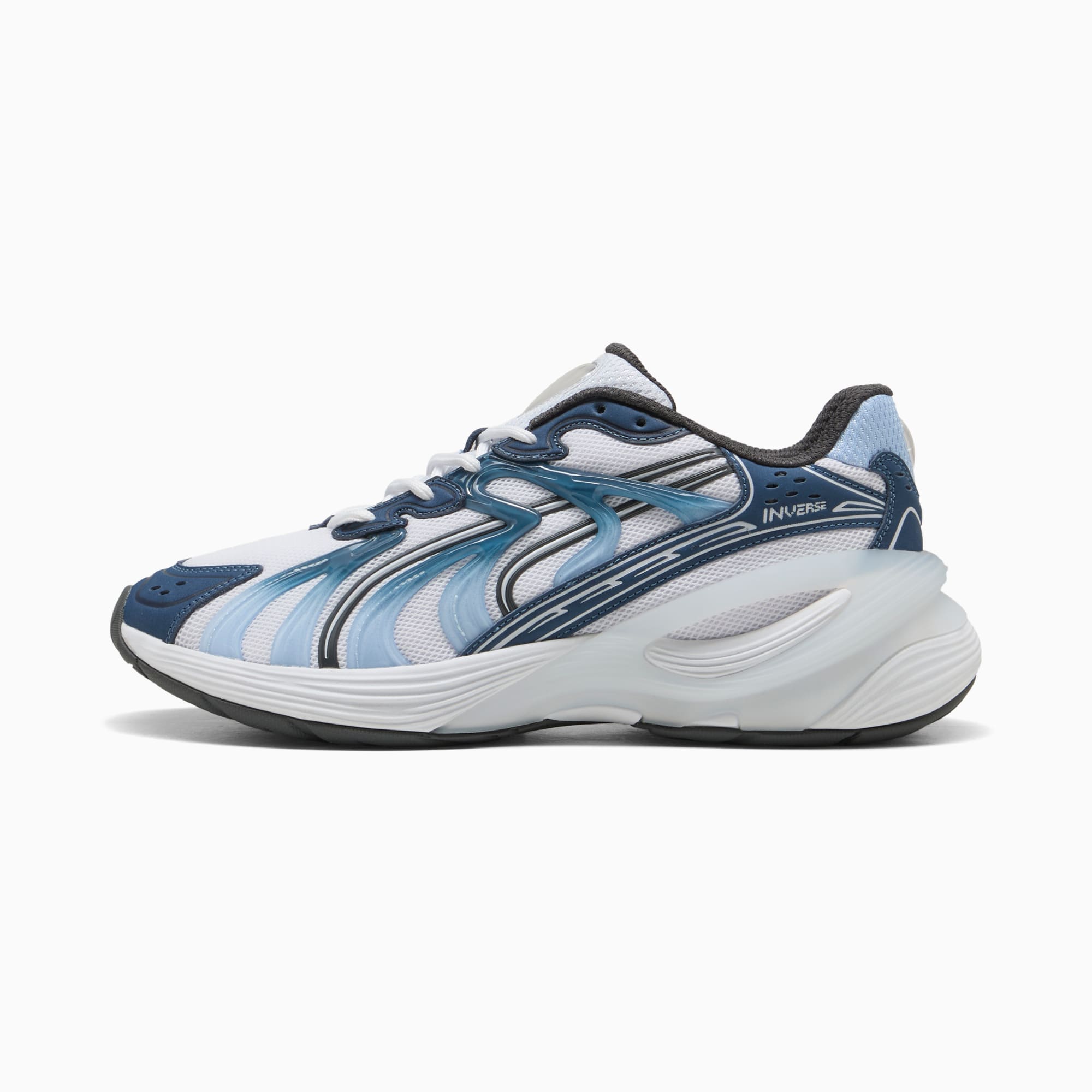 Witte PUMA sneaker met blauwe accenten en een uniek, doorschijnend zoolontwerp voor volwassenen.