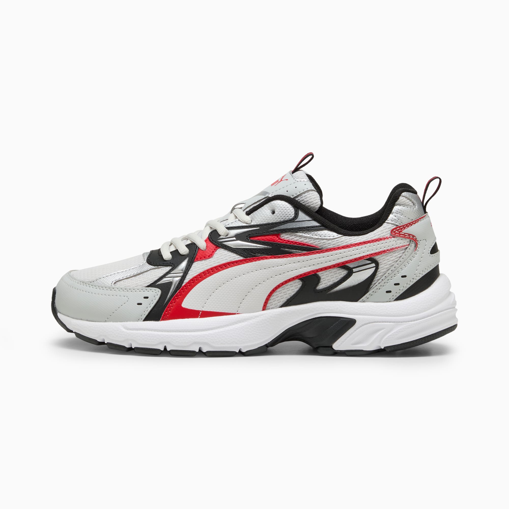 Grijze PUMA-sneaker voor volwassenen, met rode en zwarte accenten op een witte zool.