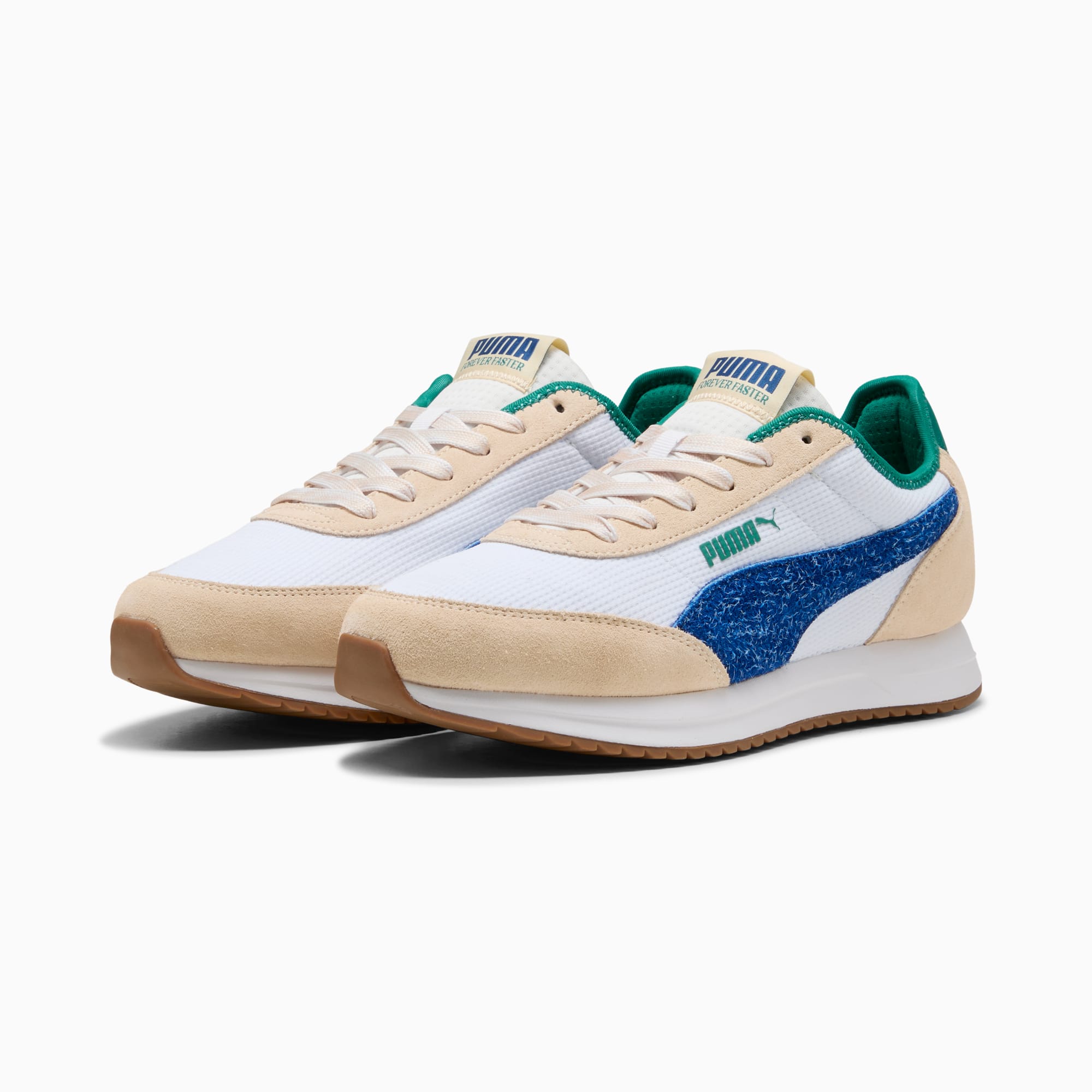 Witte PUMA-sneakers met blauwe formstrip en beige suède overlays, voor volwassenen.