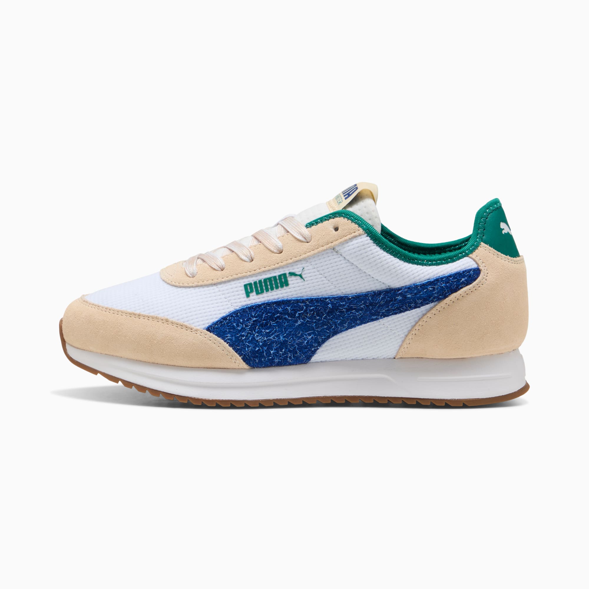 Witte PUMA Runner voor volwassenen, met blauwe formstrip en beige suède overlays.