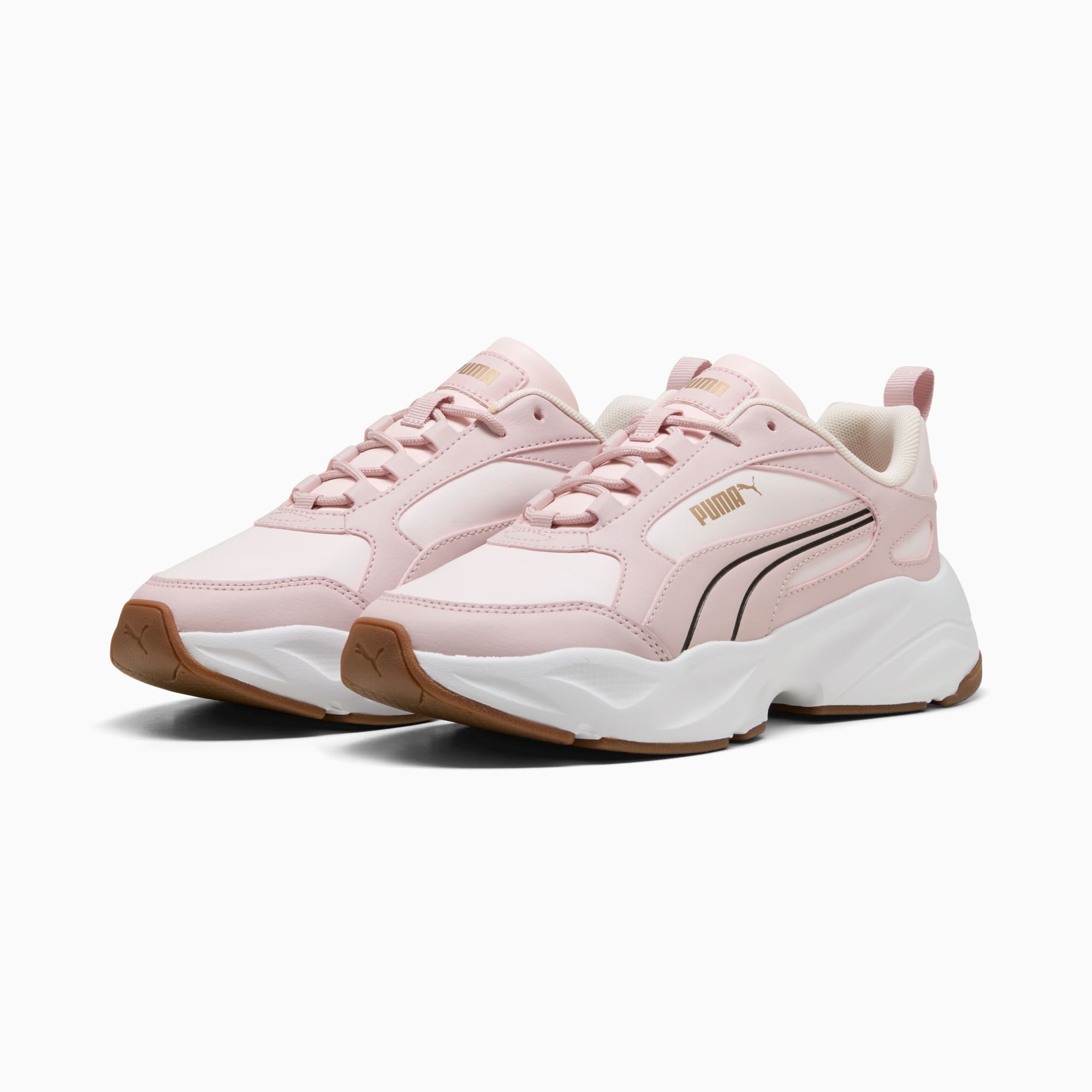 Roze PUMA damessneakers met witte tussenzool en bruine buitenzool.