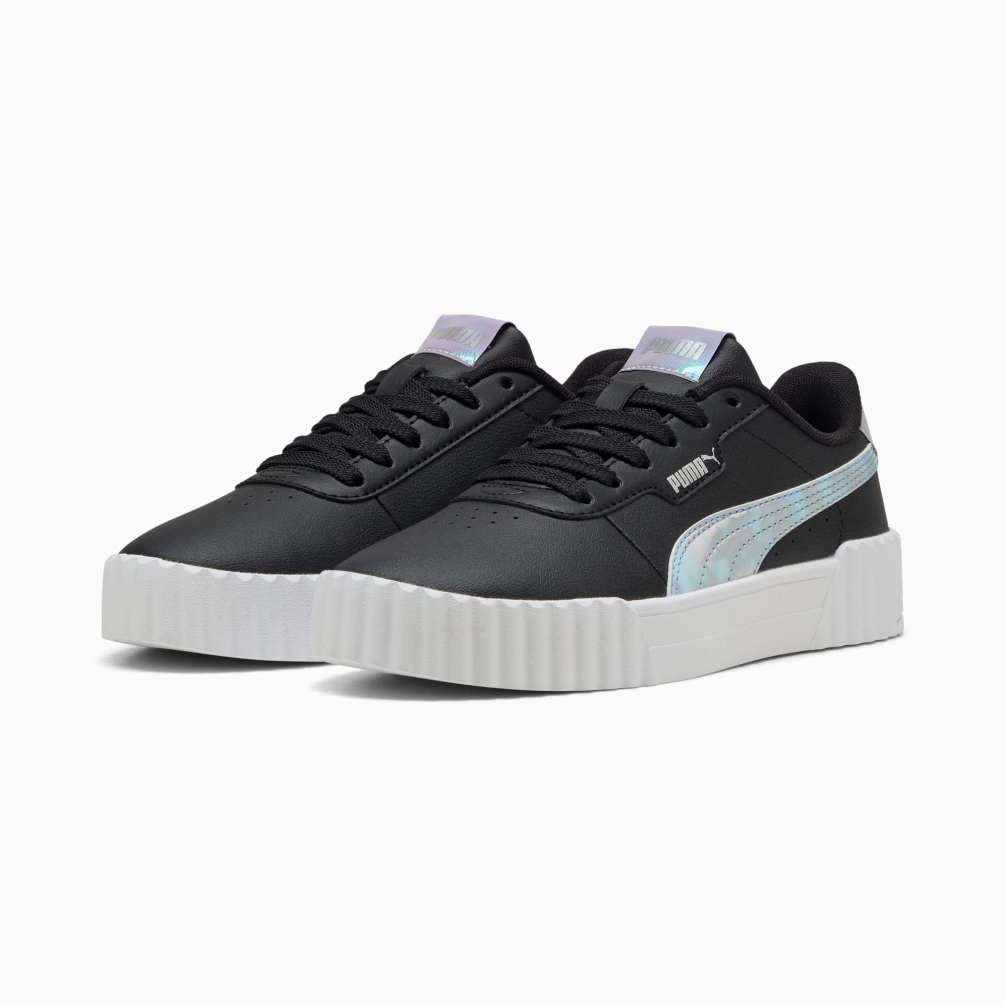 Zwarte PUMA-sneakers voor dames met iriserende streep en witte zool met ribbels.