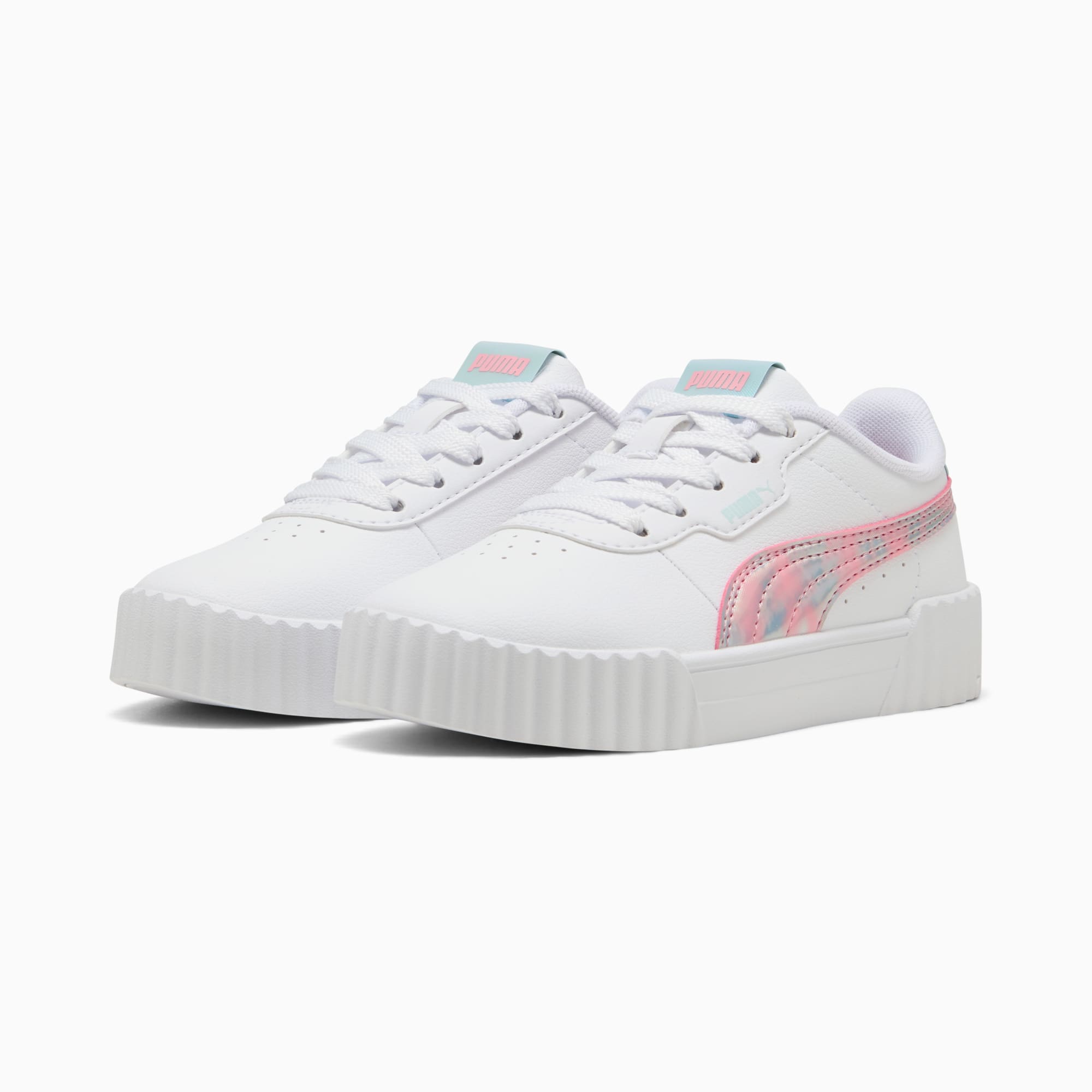 Zapatillas blancas PUMA para niña, con raya tie-dye rosa y azul y cierre con cordones.