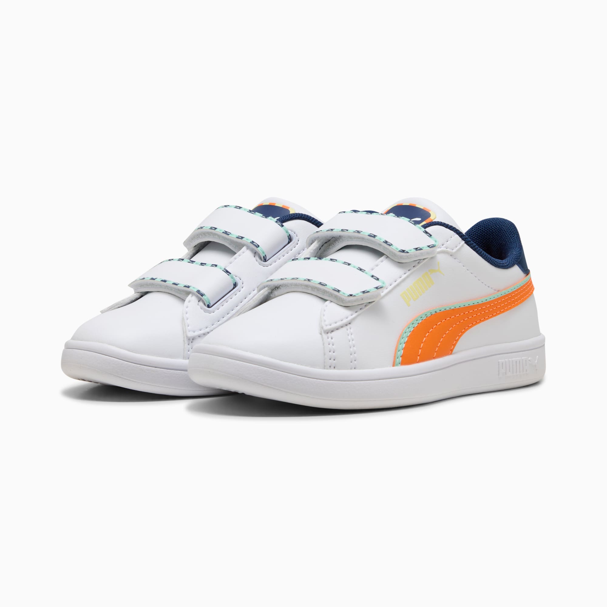 Witte PUMA-sneakers voor kinderen met oranje streep en klittenbandsluiting.