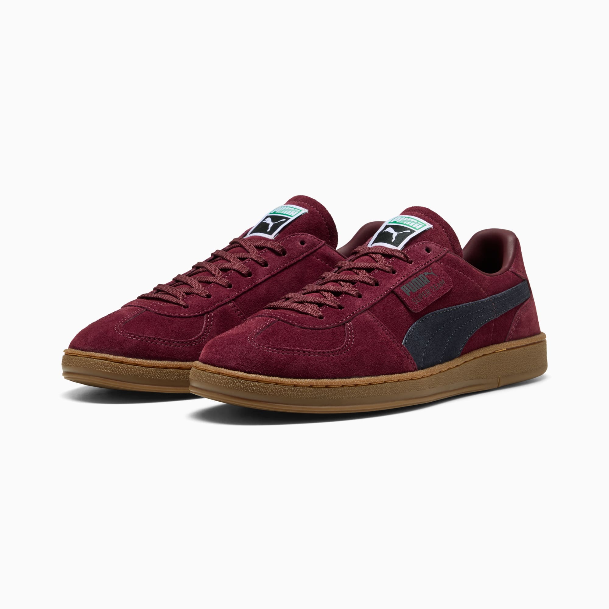 Baskets PUMA bordeaux avec bande foncée et semelle gomme pour adultes.