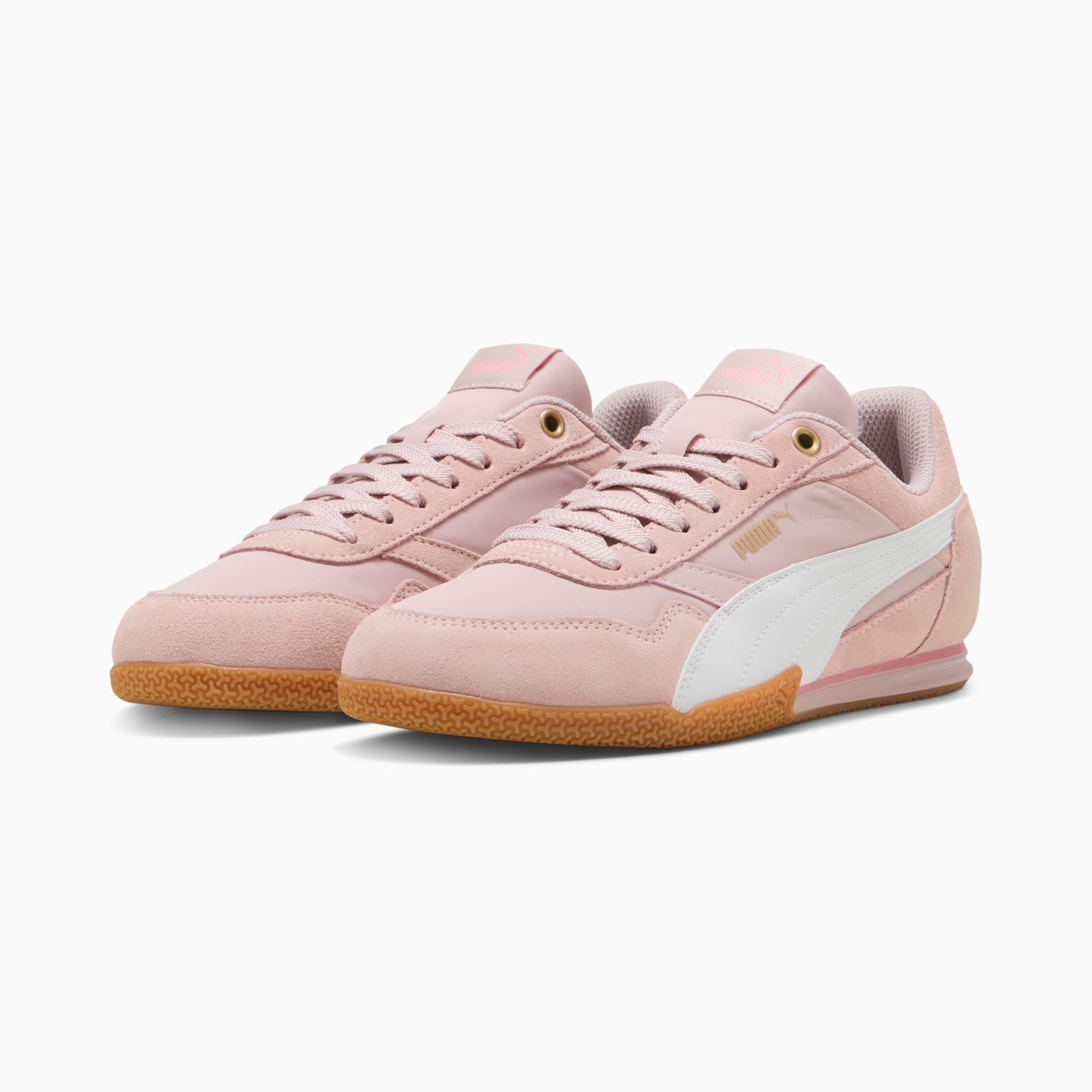 Baskets roses PUMA pour femmes avec dessus en daim et synthétique, plus une bande blanche.