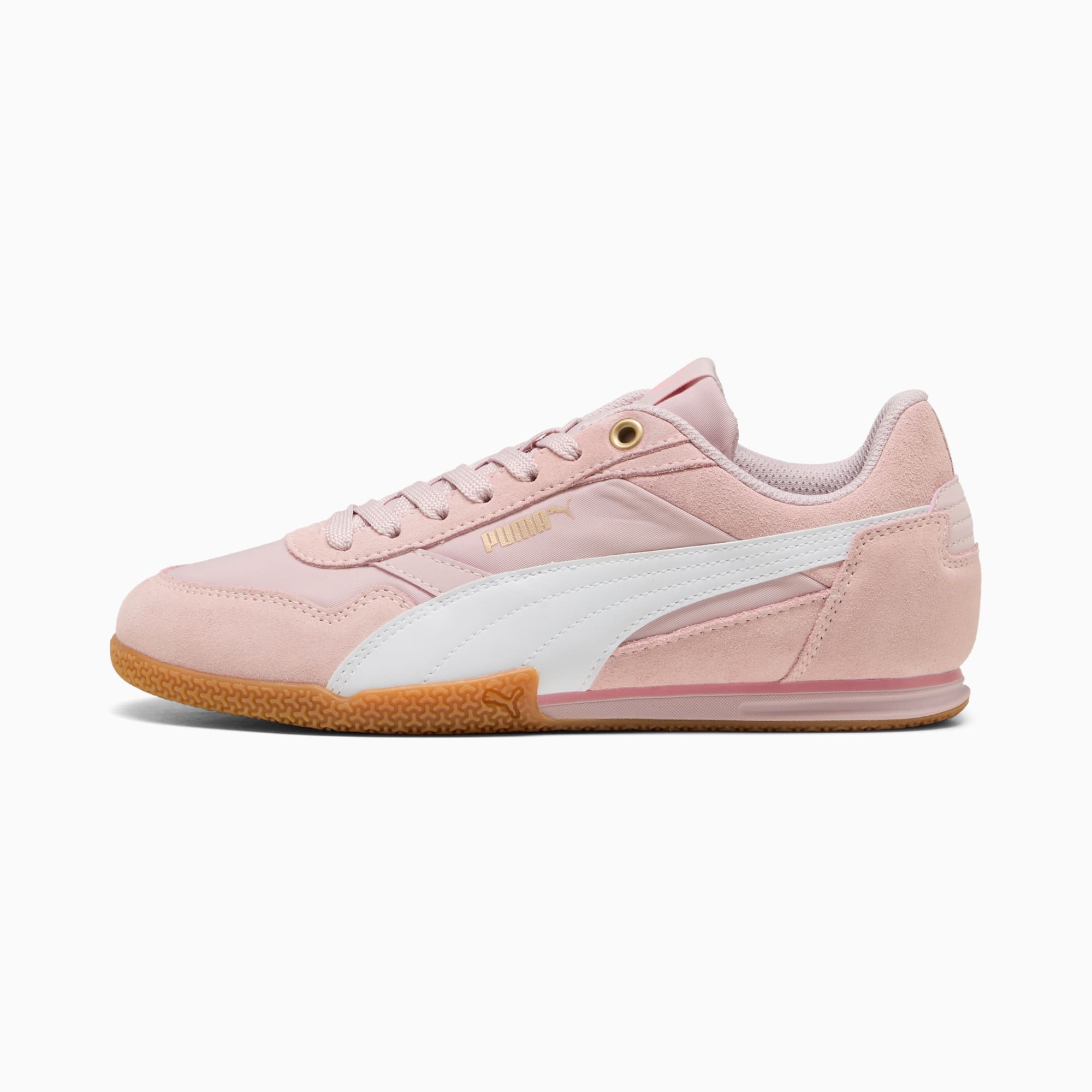 Chaussure rose PUMA pour femme avec bande blanche et semelle gomme texturée.
