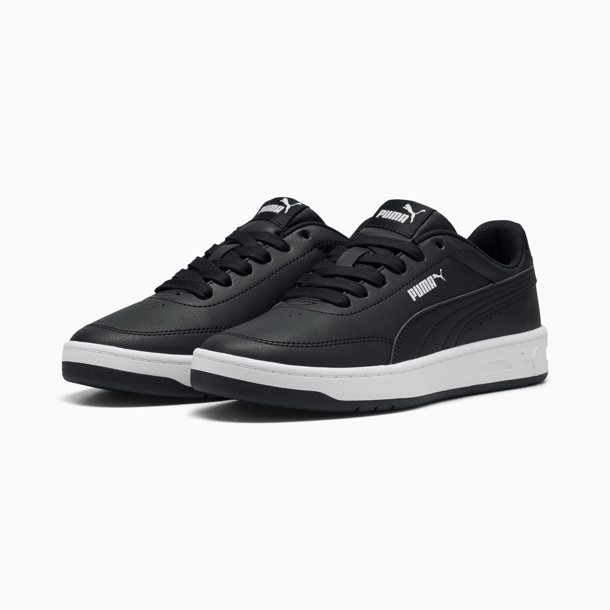 Zwarte PUMA Court sneakers met vetersluiting en witte zool, voor volwassenen.