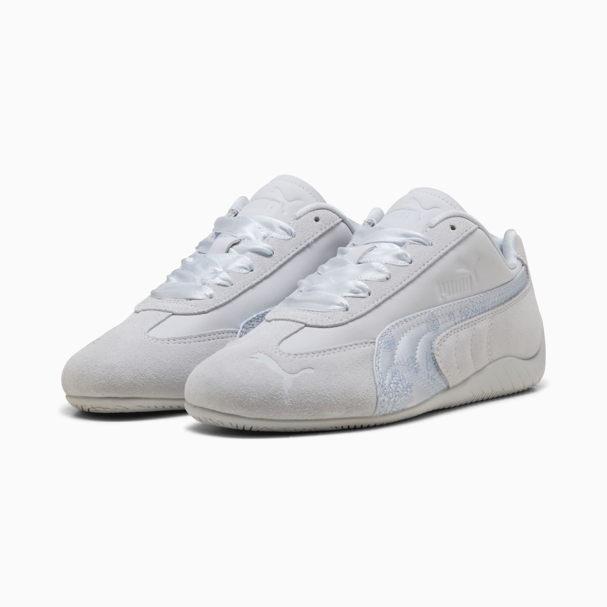 Witte PUMA damessneakers met bloemenmotief aan de zijkant en lintveters.