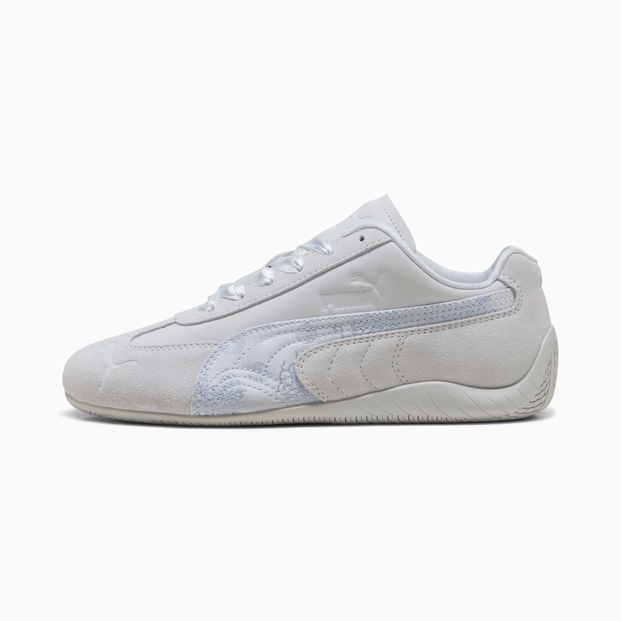 Witte PUMA Speedcat damessneaker met bloemmotief en vetersluiting.