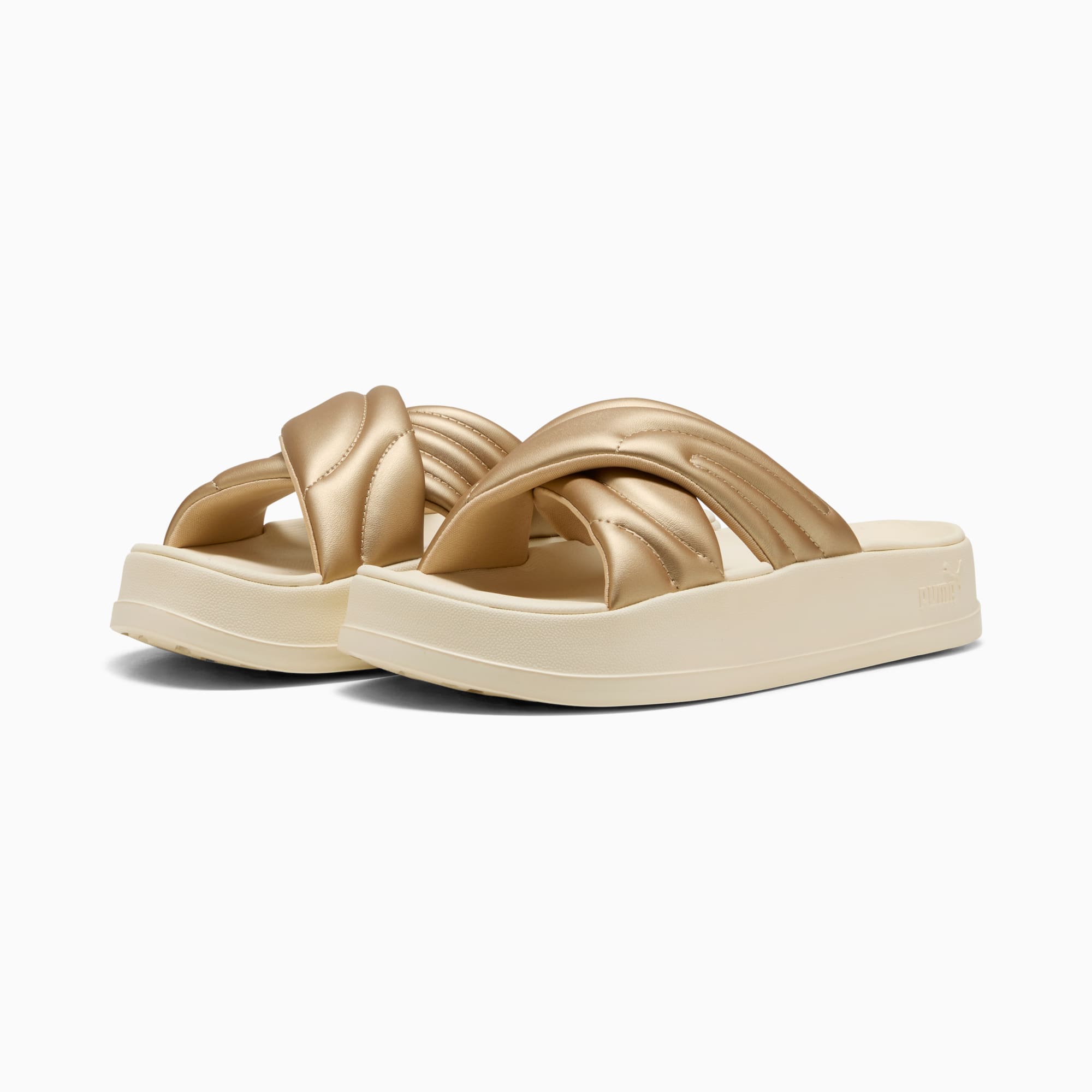 Sandale PUMA dorée pour femme avec brides croisées matelassées et semelle plateforme.
