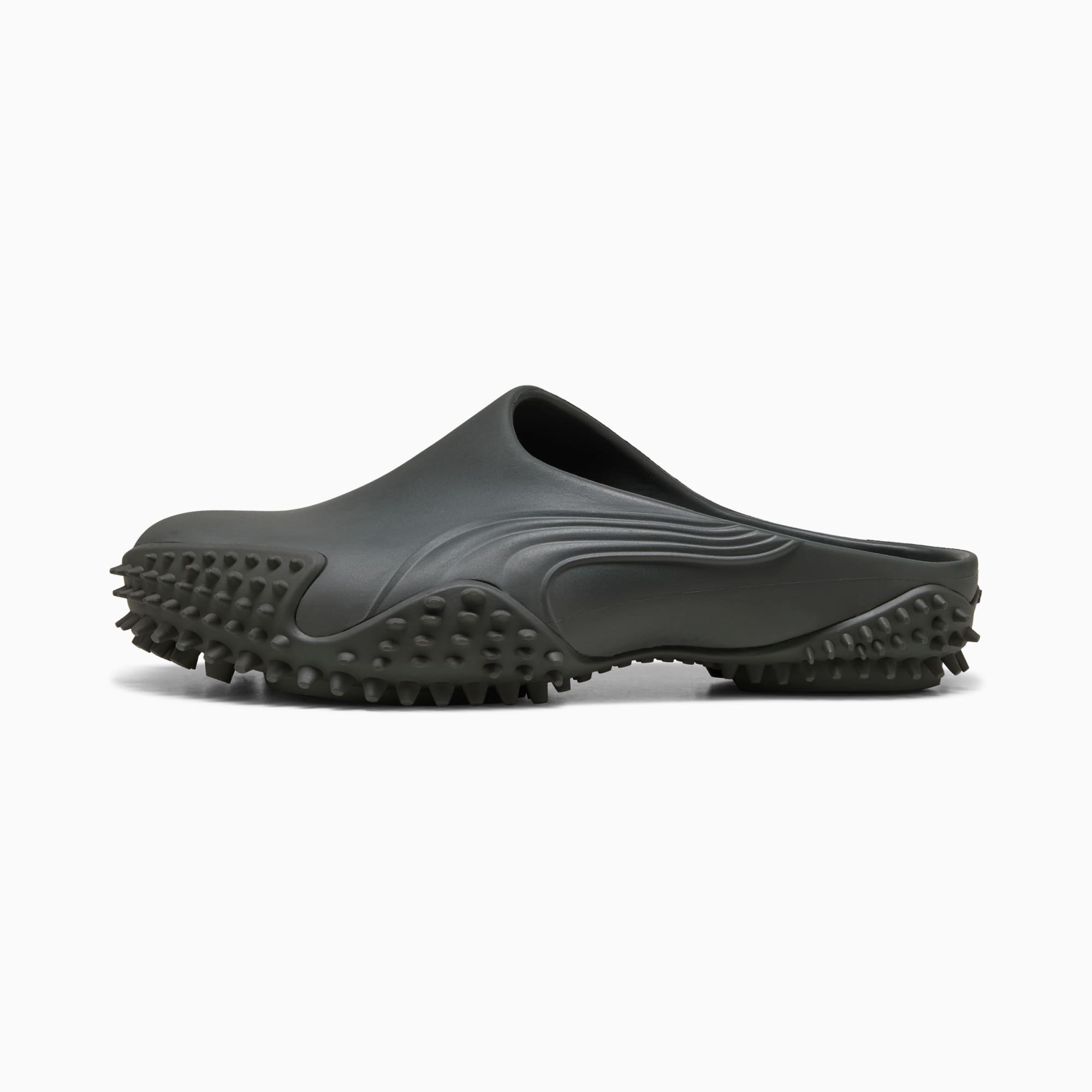 Sabot unisexe PUMA gris avec semelle texturée unique et style à enfiler.
