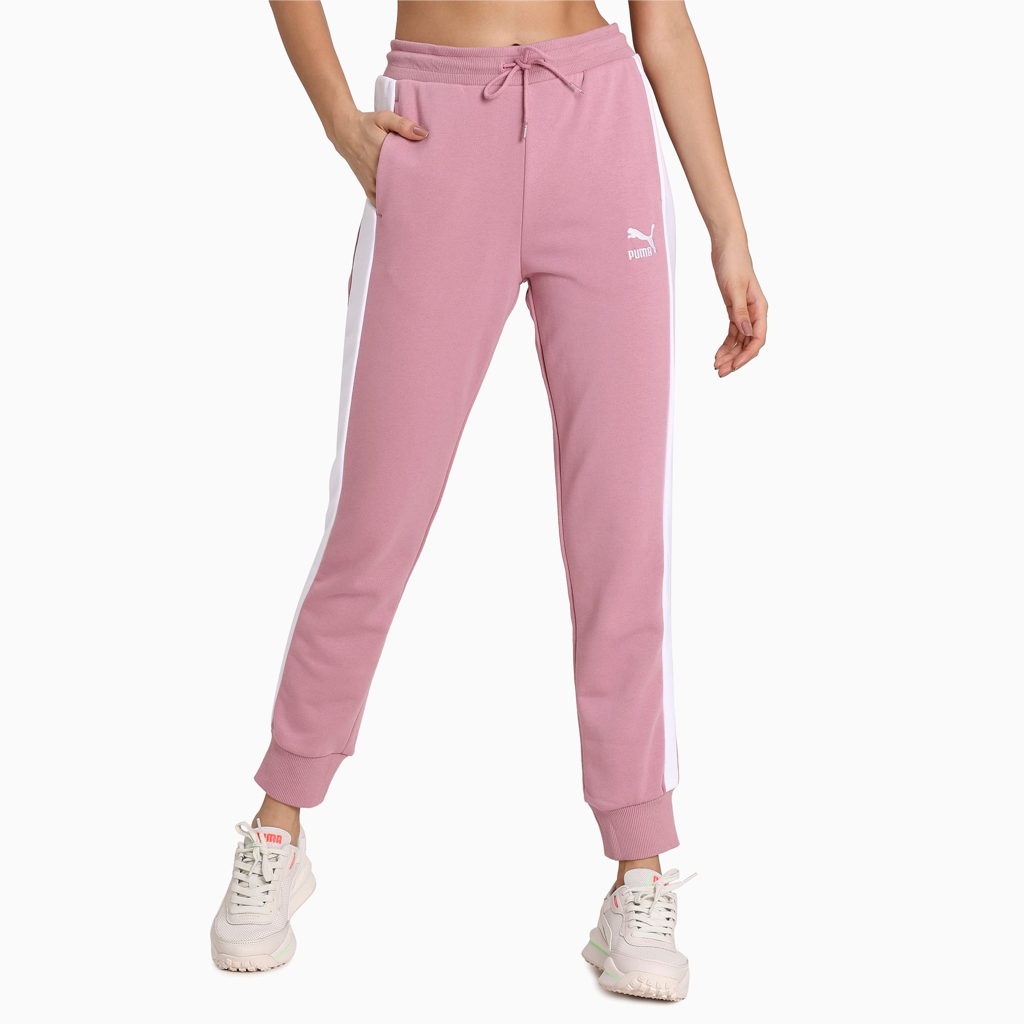 https://images.puma.com/image/upload/f_auto,q_auto,b_rgb:fafafa,w_2000,h_2000/global/597668/16/mod01/fnd/PNA/fmt/png/Classics-Women's-T7-Track-Pants