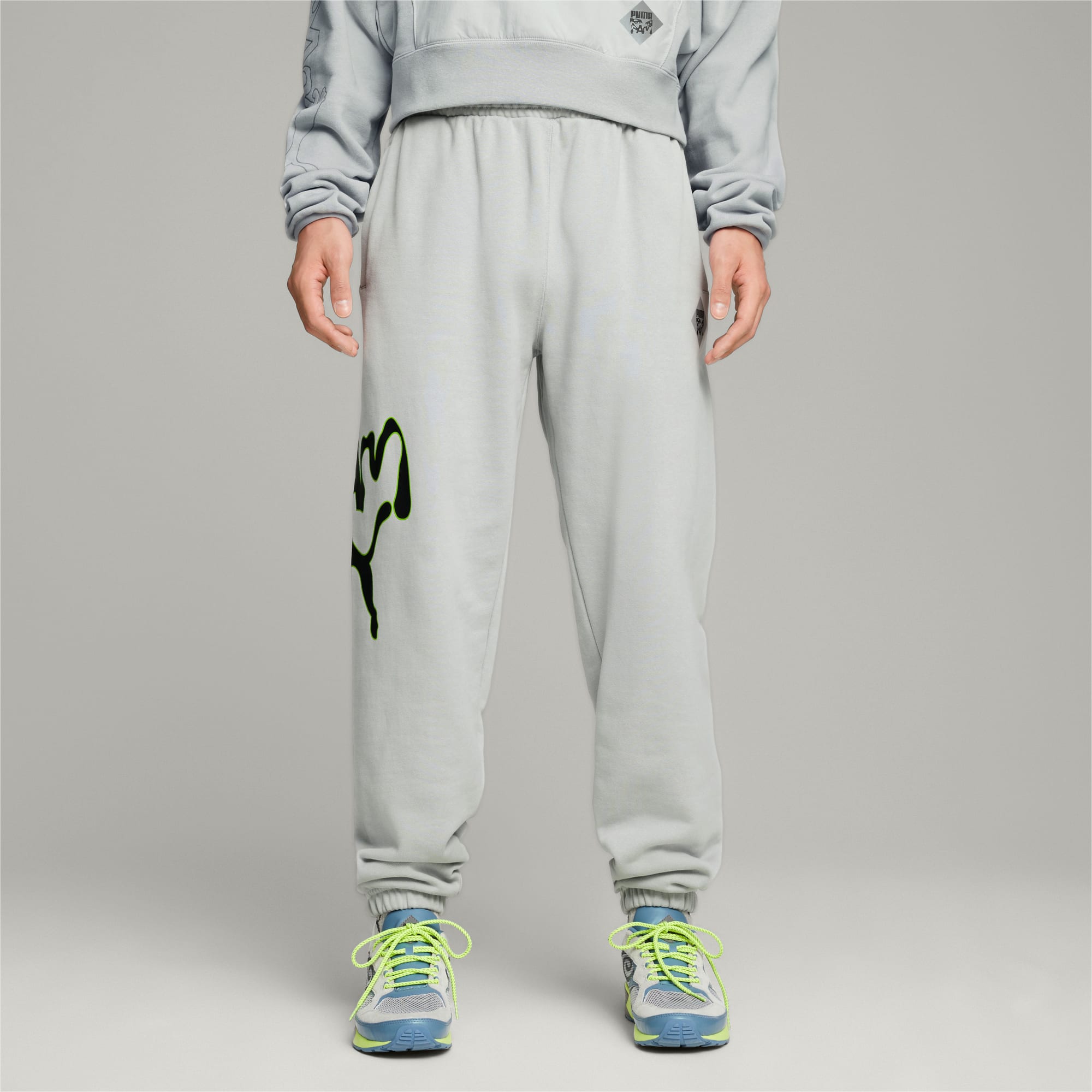 Figura descuento Terapia PUMA x PERKS AND MINI Graphic Sweatpants | Flat Light Gray | PUMA Shopback  x PUMA | PUMA